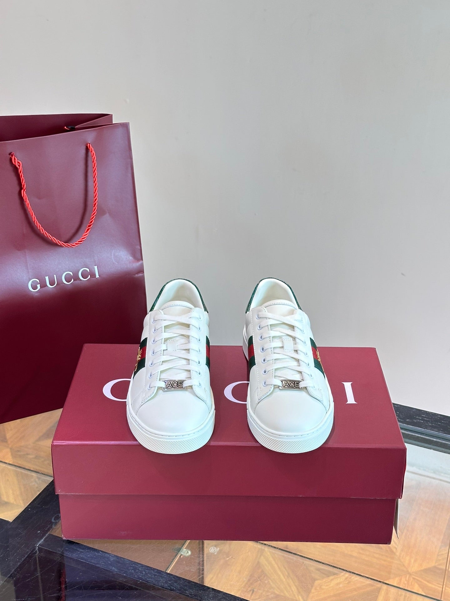 GUCC*" Chi new pair of small white shoes, this low-top sports shoes with basketball style