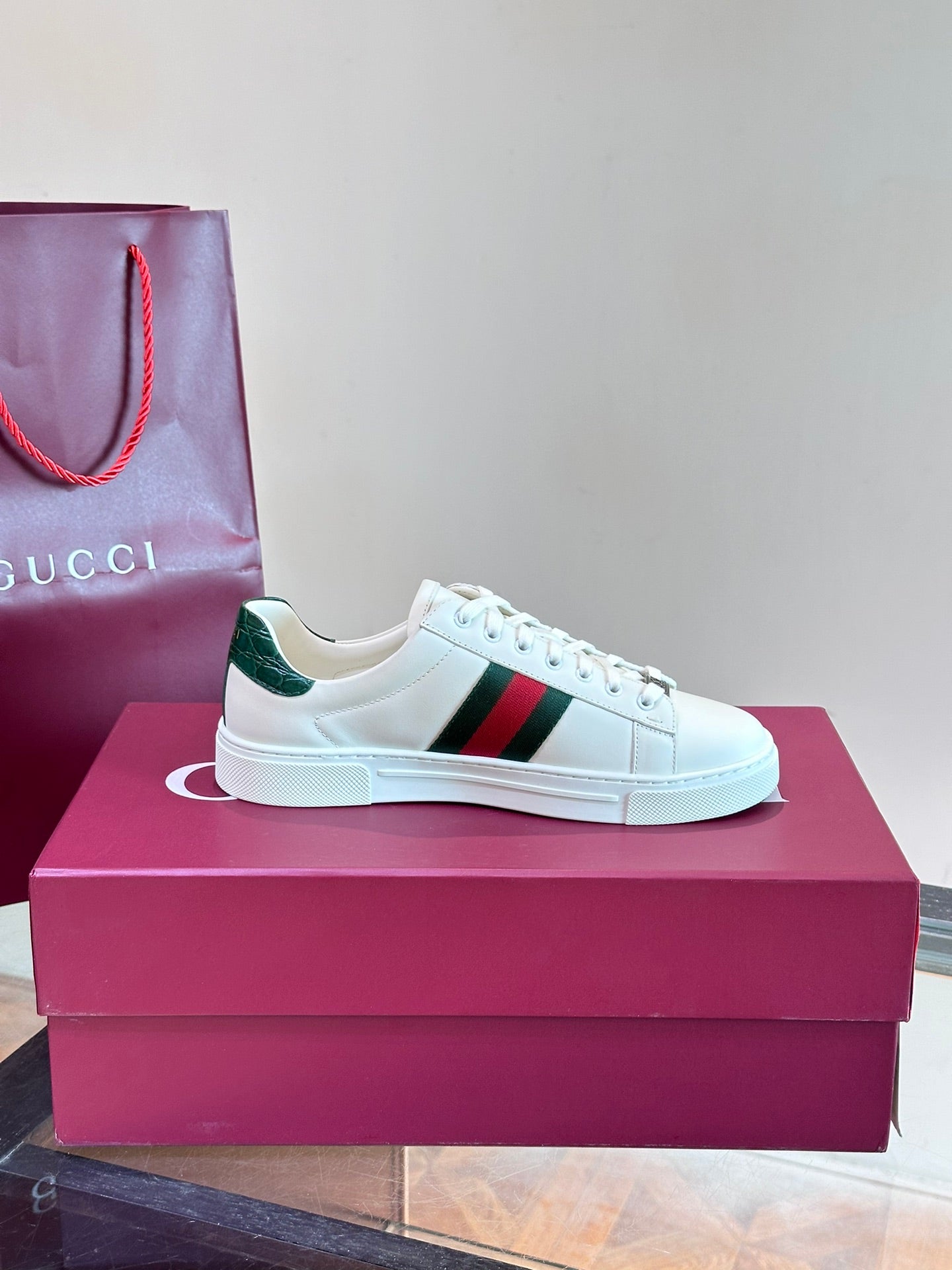GUCC*" Chi new pair of small white shoes, this low-top sports shoes with basketball style