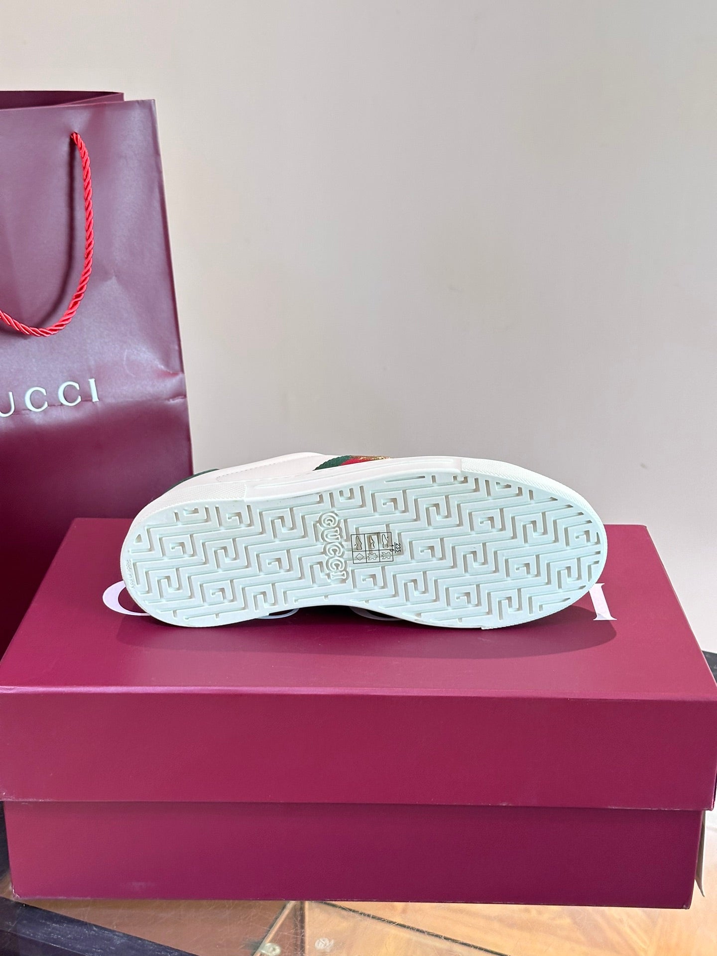 GUCC*" Chi new pair of small white shoes, this low-top sports shoes with basketball style