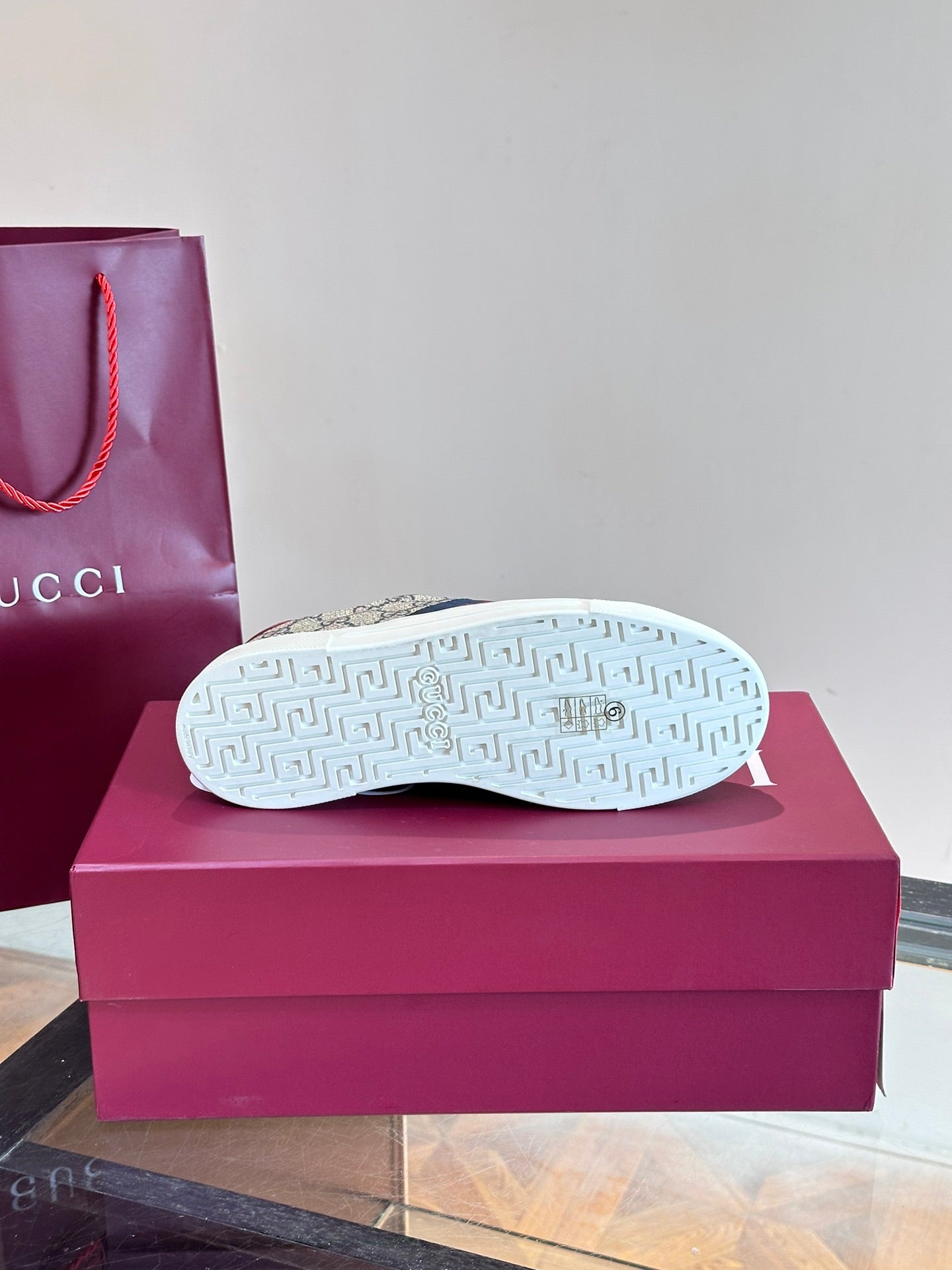 GUCC*" Chi new pair of small white shoes, this low-top sports shoes with basketball style