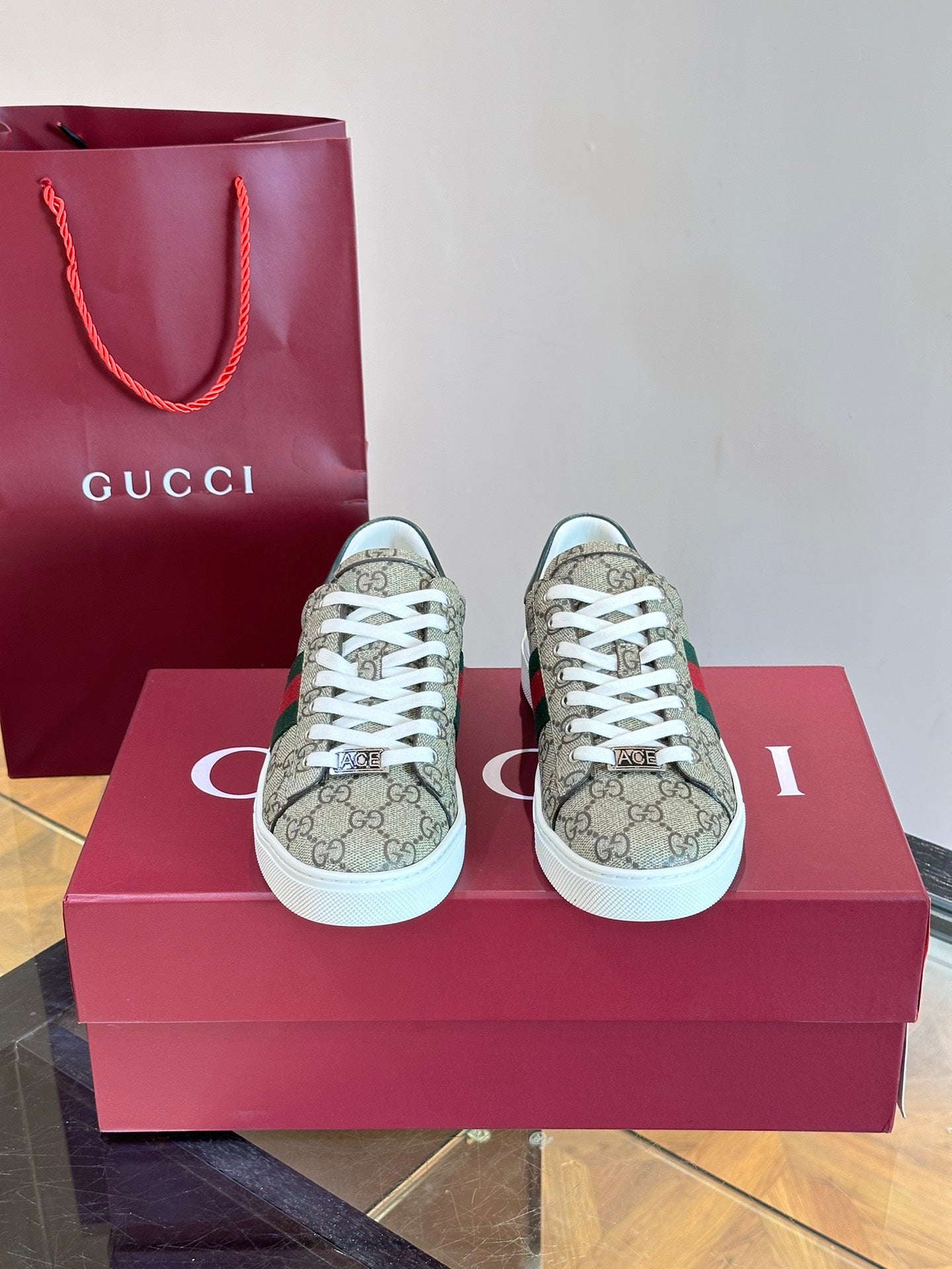 GUCC*" Chi new pair of small white shoes, this low-top sports shoes with basketball style
