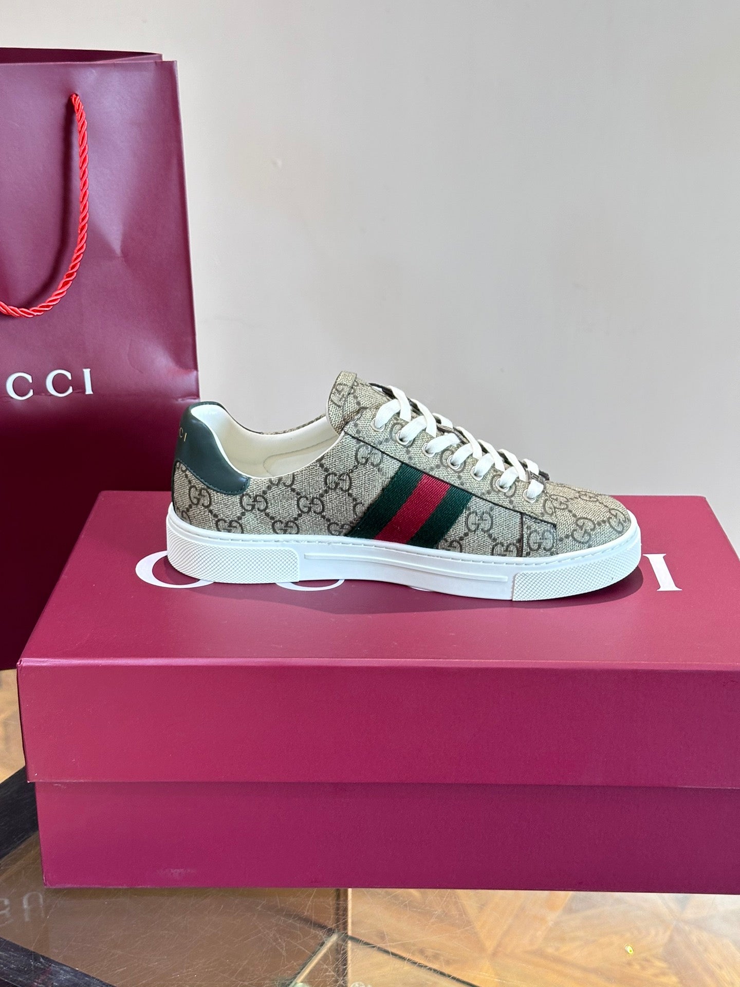 GUCC*" Chi new pair of small white shoes, this low-top sports shoes with basketball style