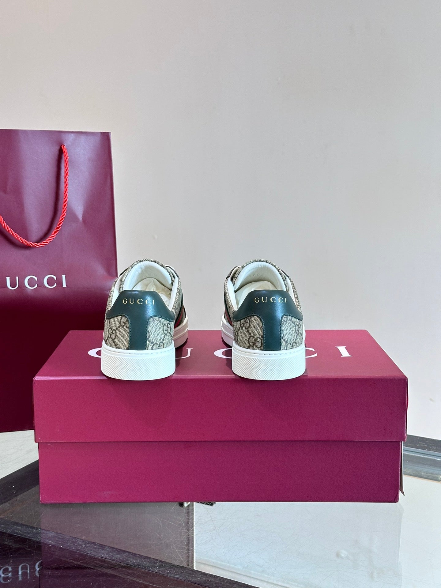 GUCC*" Chi new pair of small white shoes, this low-top sports shoes with basketball style