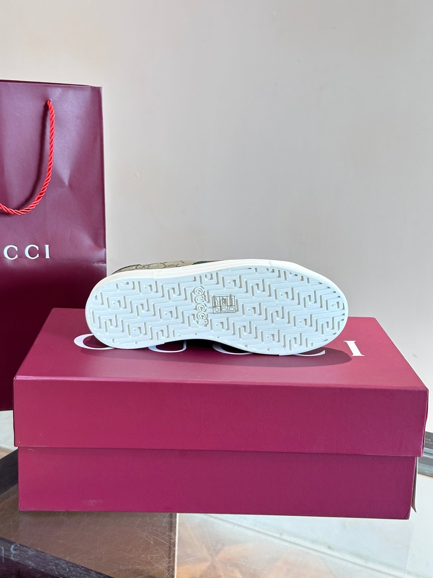 GUCC*" Chi new pair of small white shoes, this low-top sports shoes with basketball style