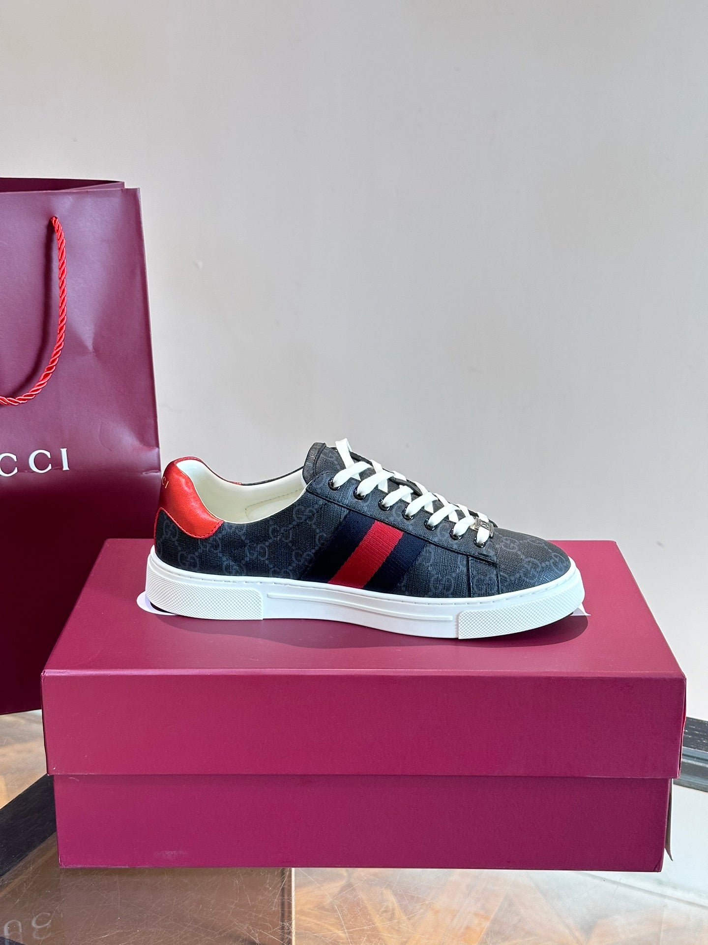 GUCC*" Chi new pair of small white shoes, this low-top sports shoes with basketball style