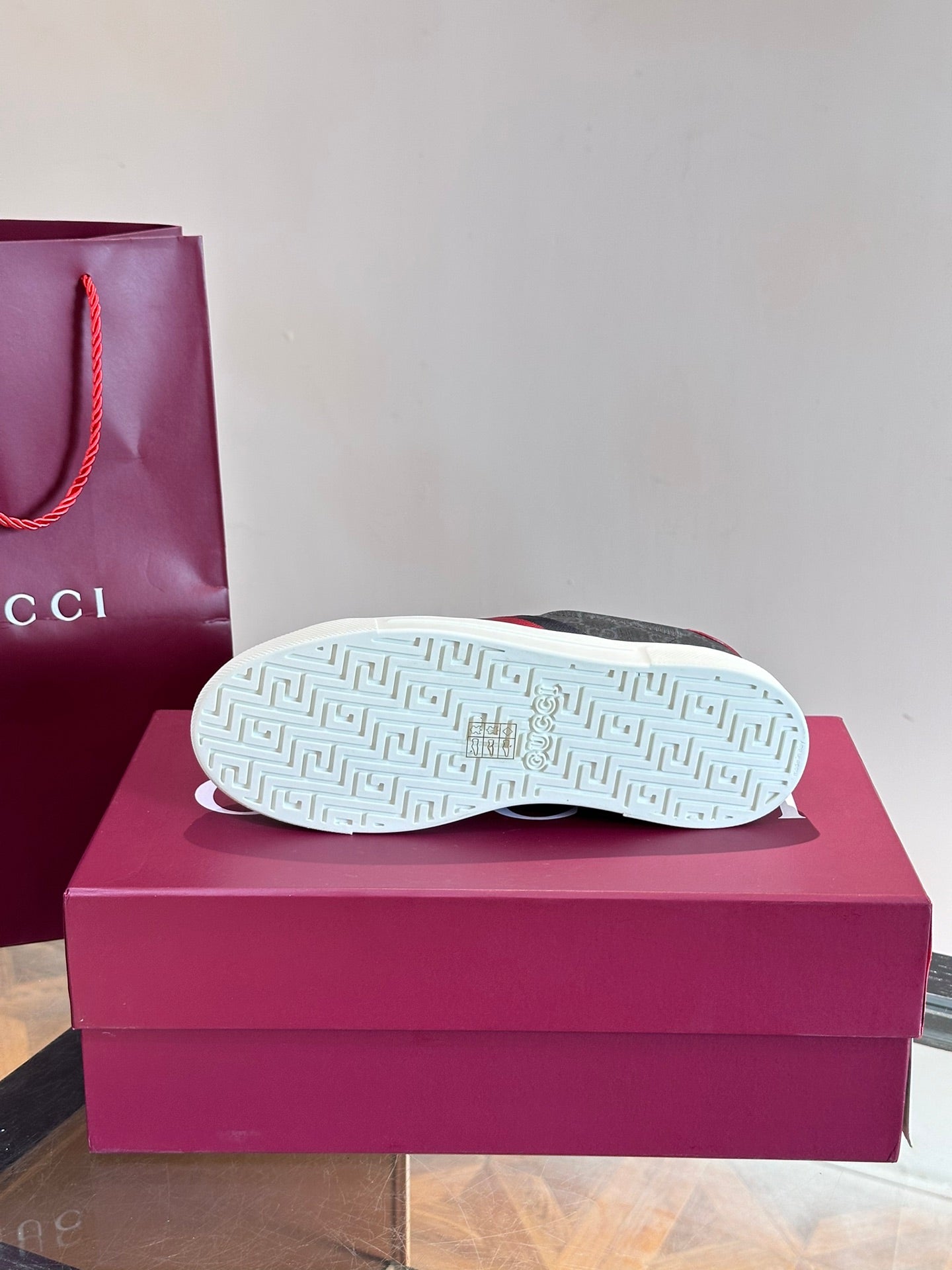 GUCC*" Chi new pair of small white shoes, this low-top sports shoes with basketball style