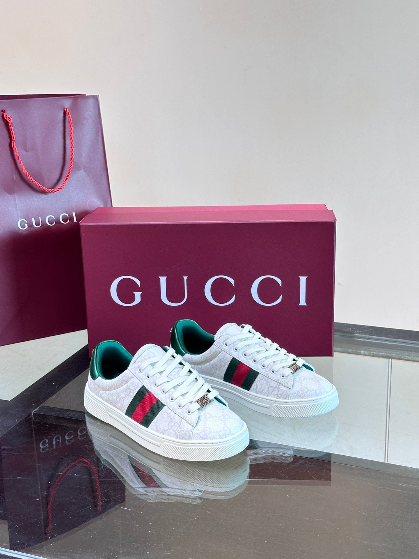 GUCC*" Chi new pair of small white shoes, this low-top sports shoes with basketball style