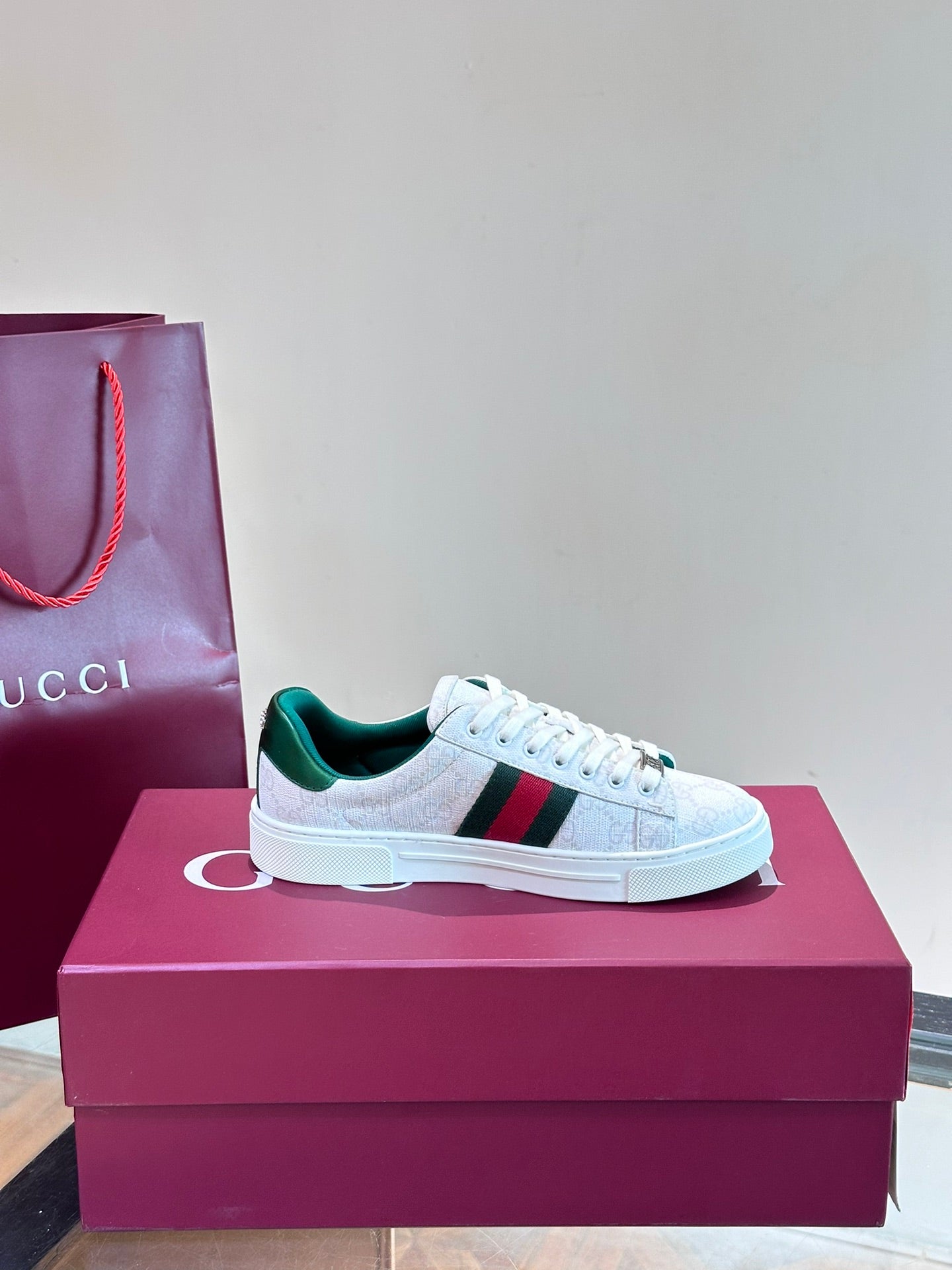 GUCC*" Chi new pair of small white shoes, this low-top sports shoes with basketball style