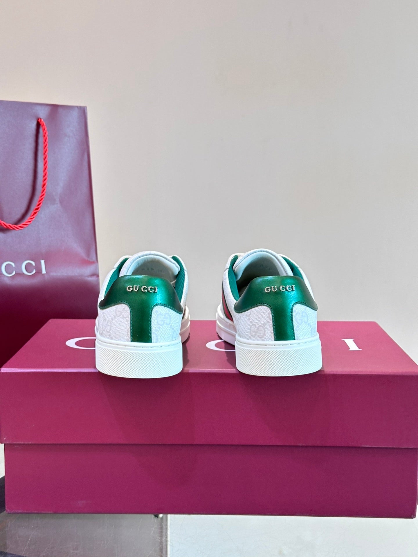 GUCC*" Chi new pair of small white shoes, this low-top sports shoes with basketball style