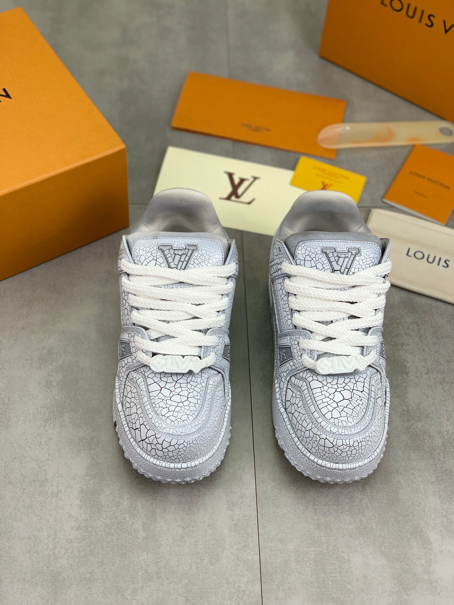 [LOUIS VUITTON] LV Classic Trendy Shoes! Made of imported genuine leather, water-dyed cowhide lining, original version of durable and lightweight, high-quality fine products! Size: 35-45 (46 can be customized)
