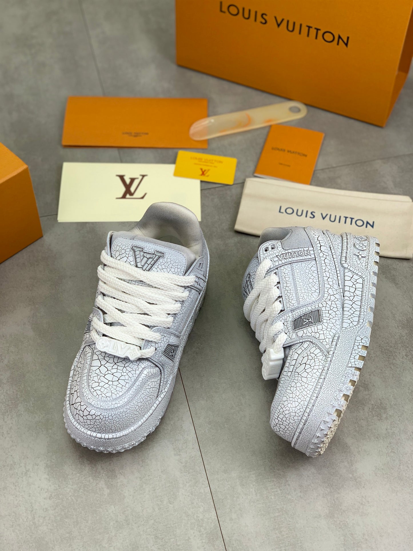 [LOUIS VUITTON] LV Classic Trendy Shoes! Made of imported genuine leather, water-dyed cowhide lining, original version of durable and lightweight, high-quality fine products! Size: 35-45 (46 can be customized)