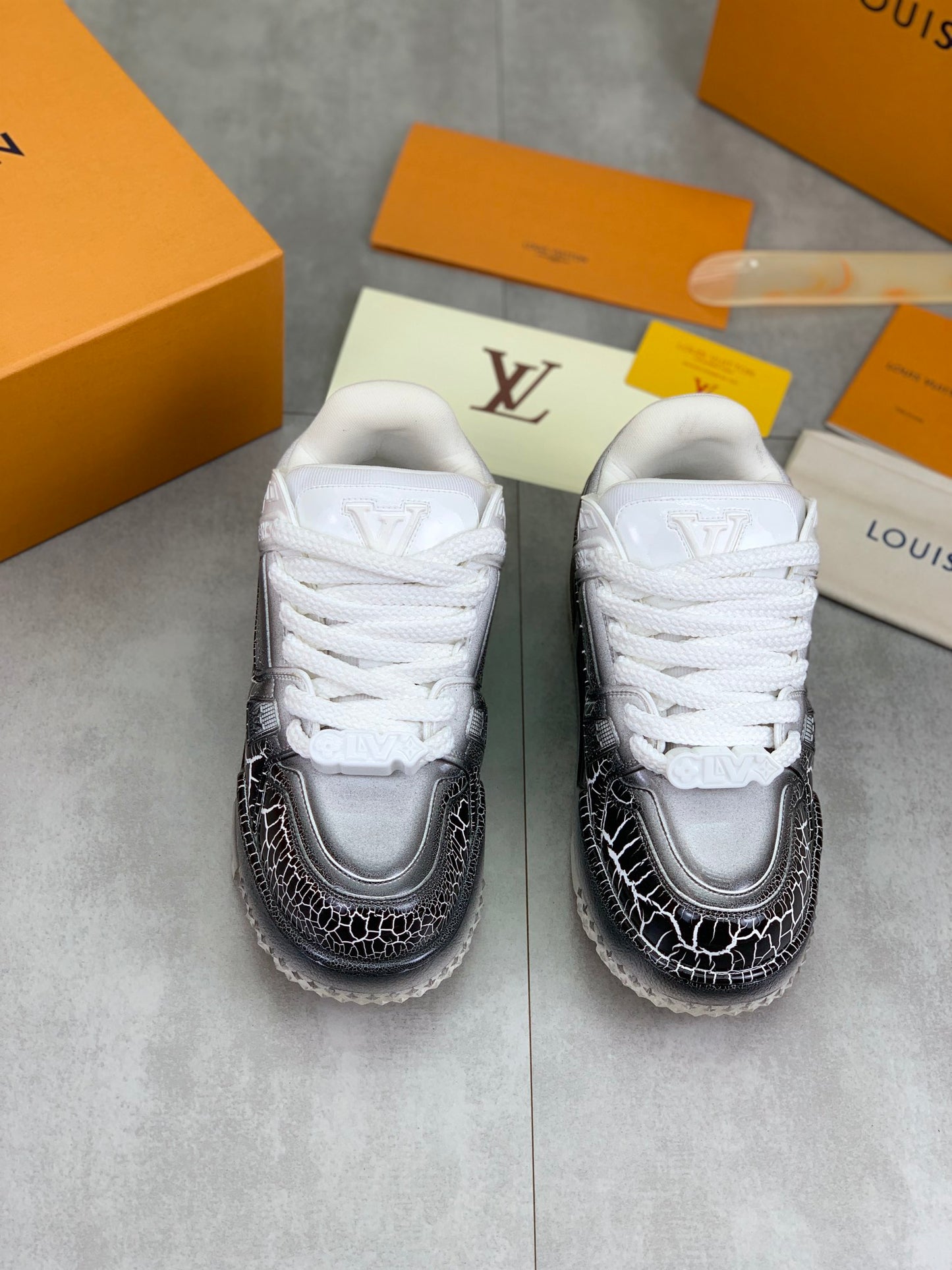 [LOUIS VUITTON] LV Classic Trendy Shoes! Made of imported genuine leather, water-dyed cowhide lining, original version of durable and lightweight, high-quality fine products! Size: 35-45 (46 can be customized)