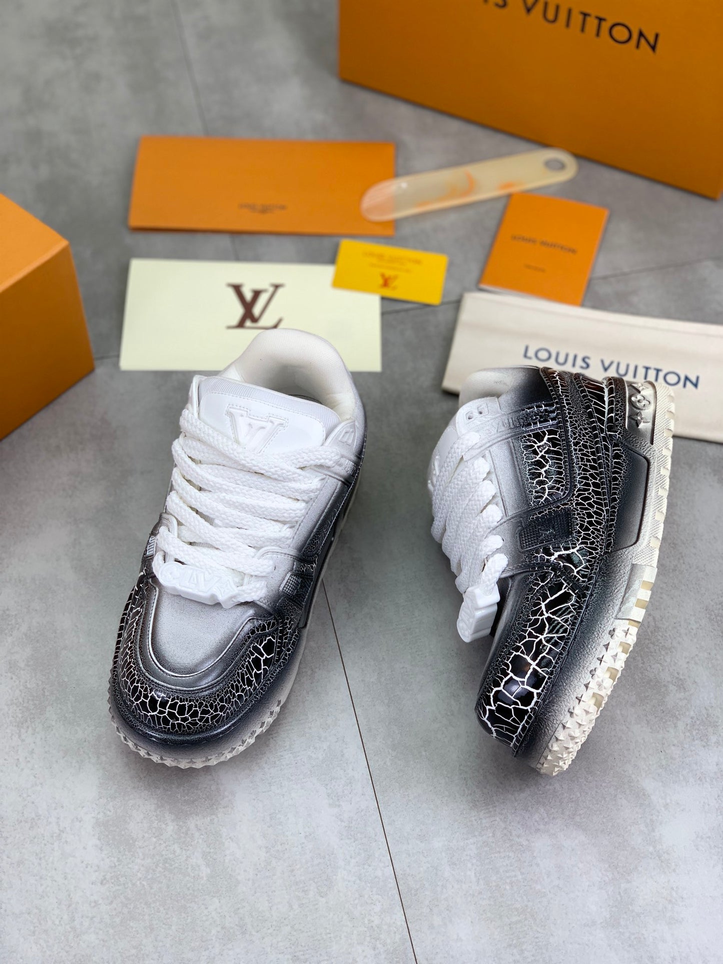 [LOUIS VUITTON] LV Classic Trendy Shoes! Made of imported genuine leather, water-dyed cowhide lining, original version of durable and lightweight, high-quality fine products! Size: 35-45 (46 can be customized)