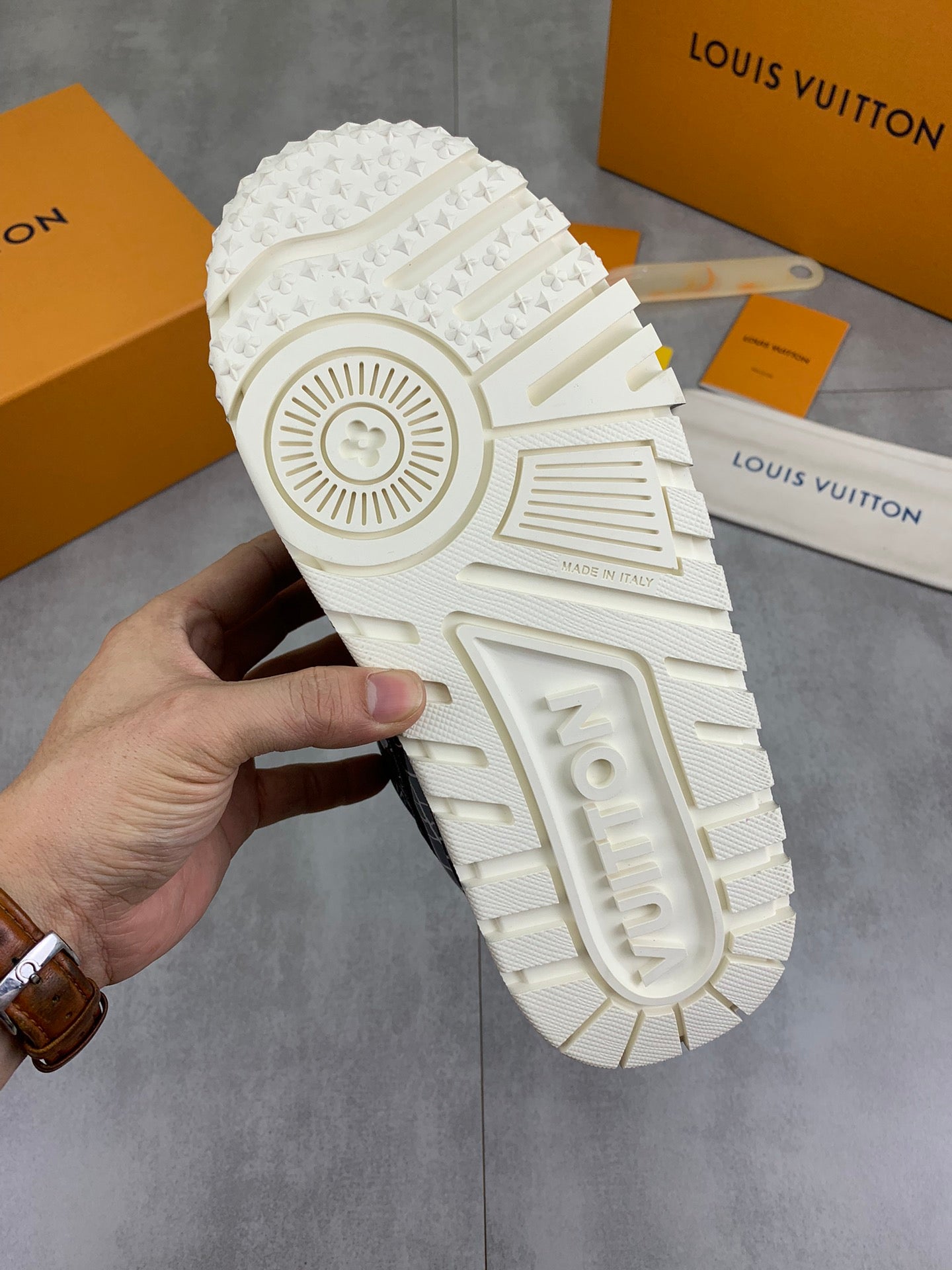 [LOUIS VUITTON] LV Classic Trendy Shoes! Made of imported genuine leather, water-dyed cowhide lining, original version of durable and lightweight, high-quality fine products! Size: 35-45 (46 can be customized)