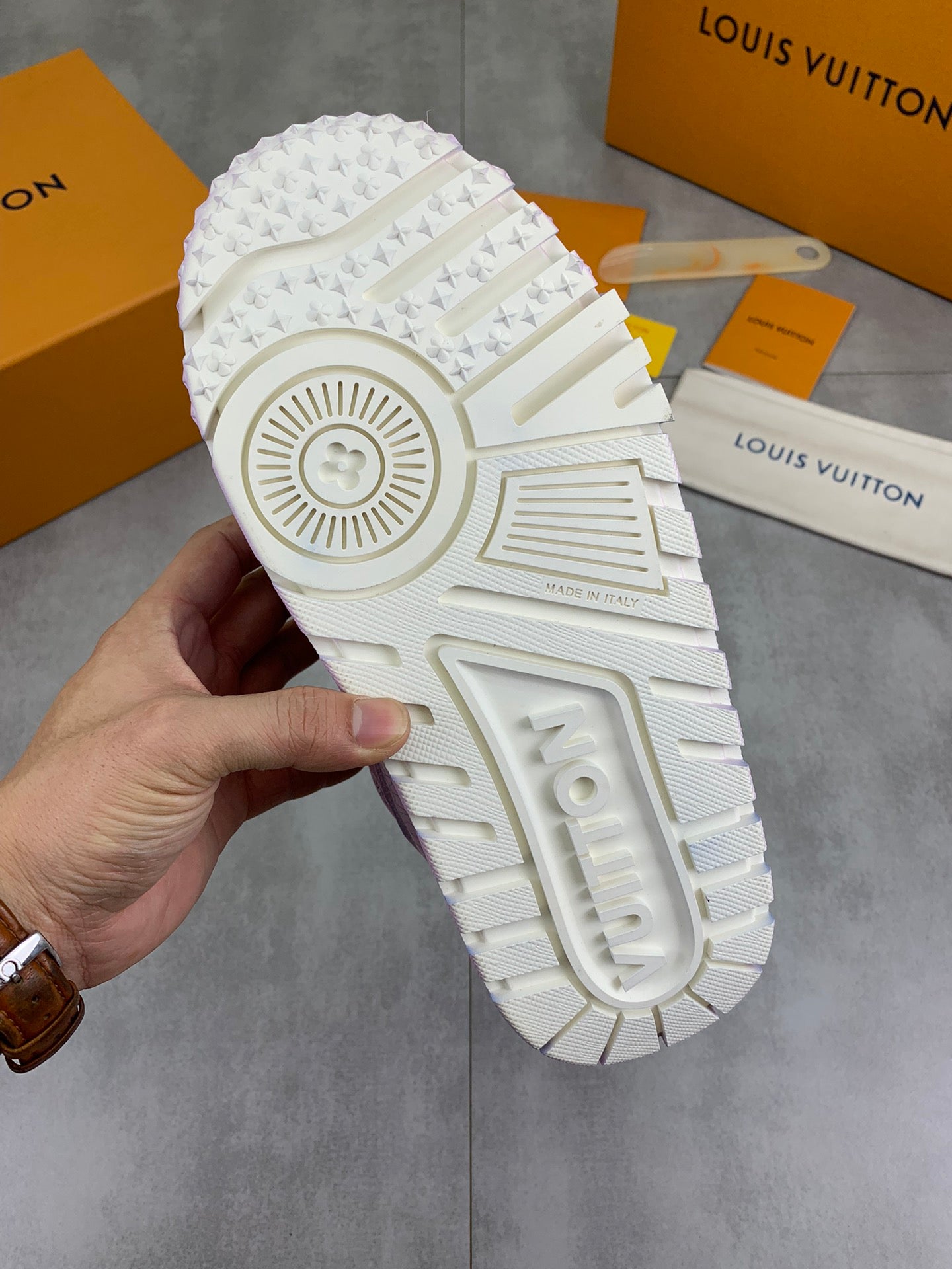 [LOUIS VUITTON] LV Classic Trendy Shoes! Made of imported genuine leather, water-dyed cowhide lining, original version of durable and lightweight, high-quality fine products! Size: 35-45 (46 can be customized)