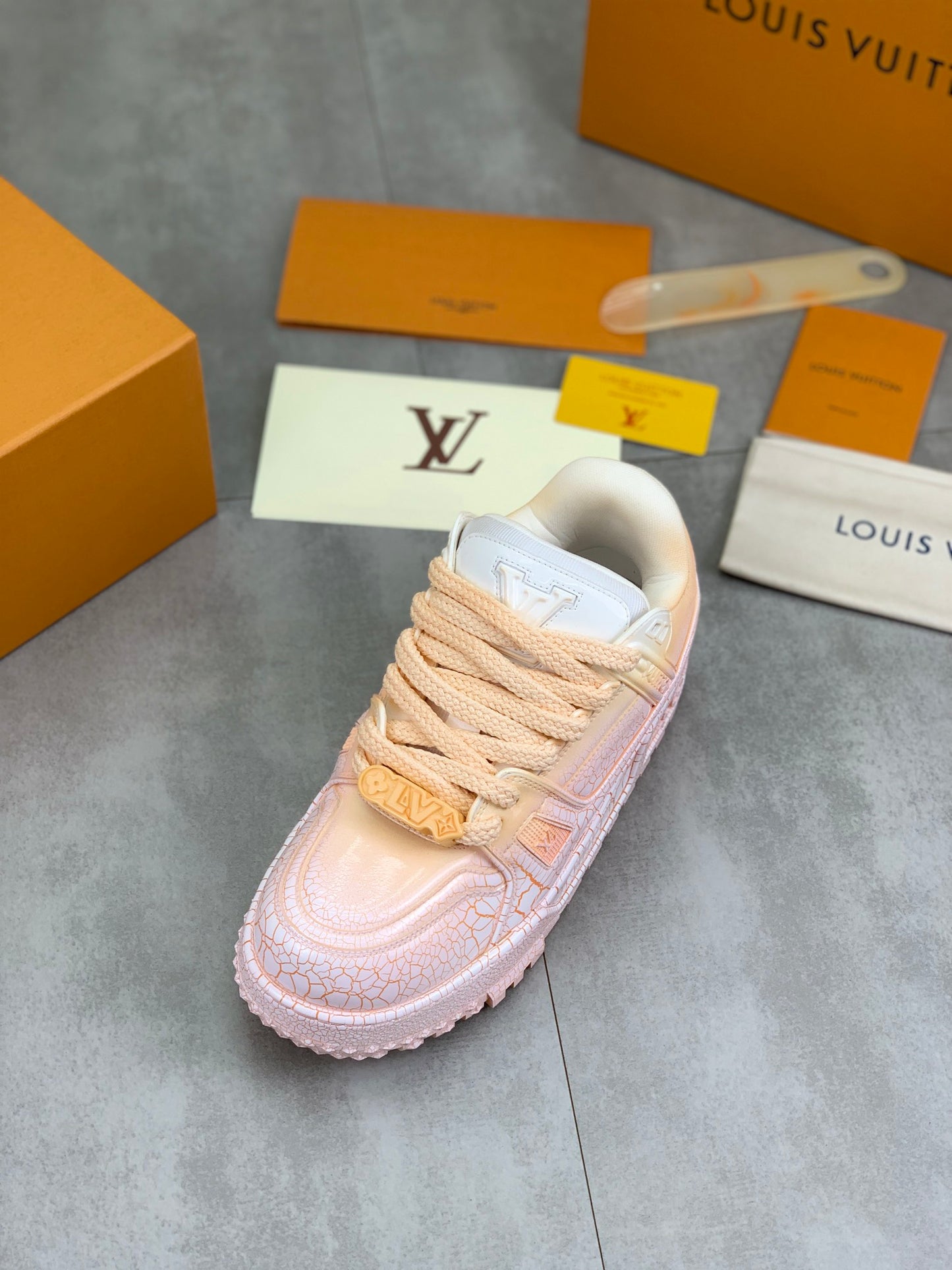 [LOUIS VUITTON] LV Classic Trendy Shoes! Made of imported genuine leather, water-dyed cowhide lining, original version of durable and lightweight, high-quality fine products! Size: 35-45 (46 can be customized)