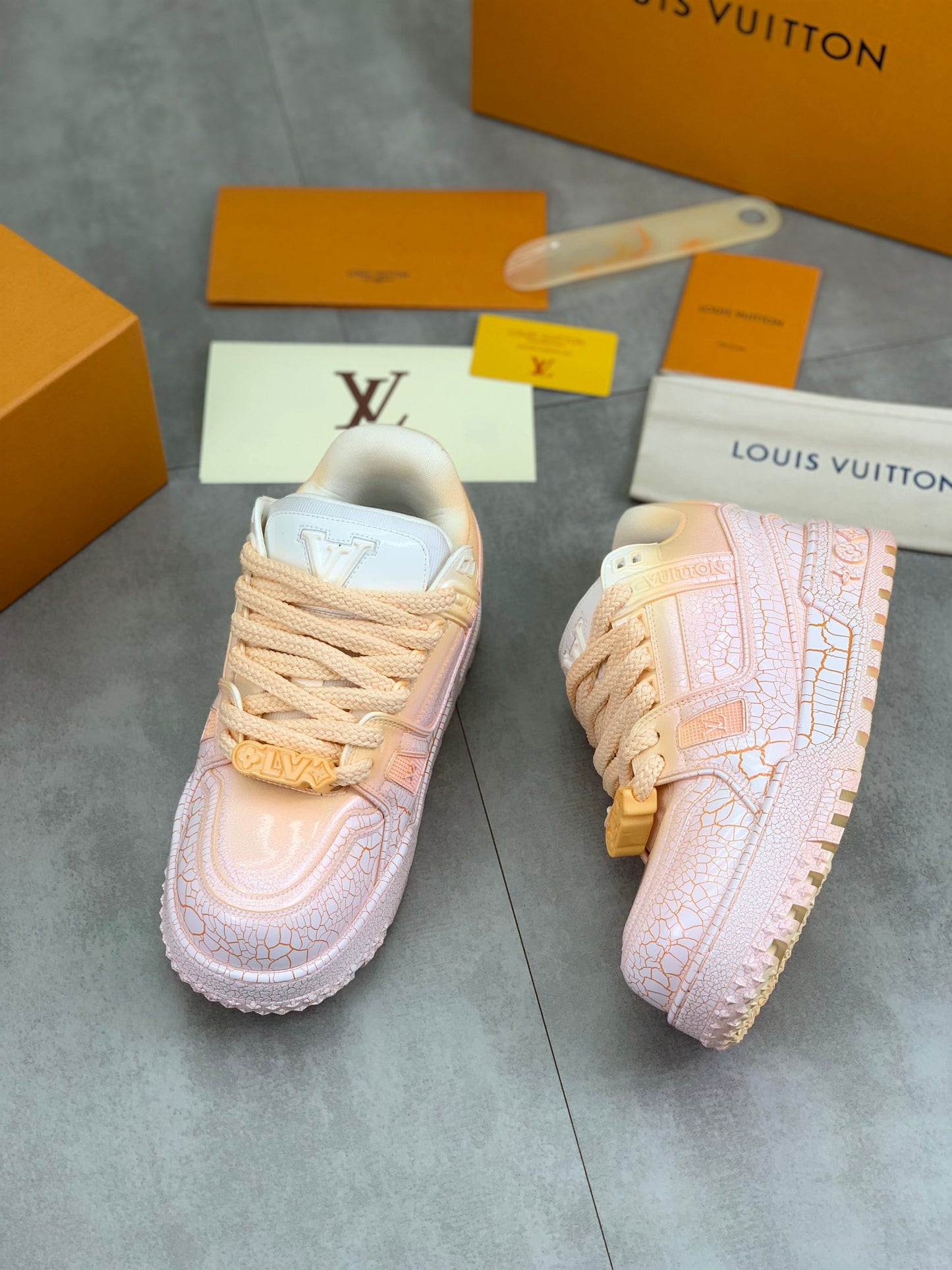 [LOUIS VUITTON] LV Classic Trendy Shoes! Made of imported genuine leather, water-dyed cowhide lining, original version of durable and lightweight, high-quality fine products! Size: 35-45 (46 can be customized)