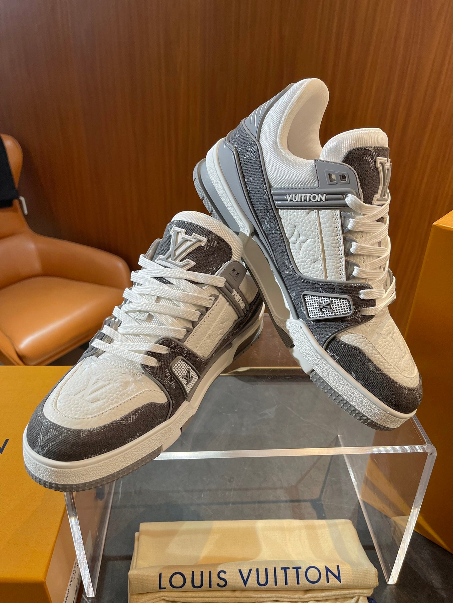 [LOUIS VUITTON] LV Classic Trendy Shoes! Made of imported genuine leather, water-dyed cowhide lining, original version of durable and lightweight, high-quality fine products! Size: 35-45 (46 can be customized)