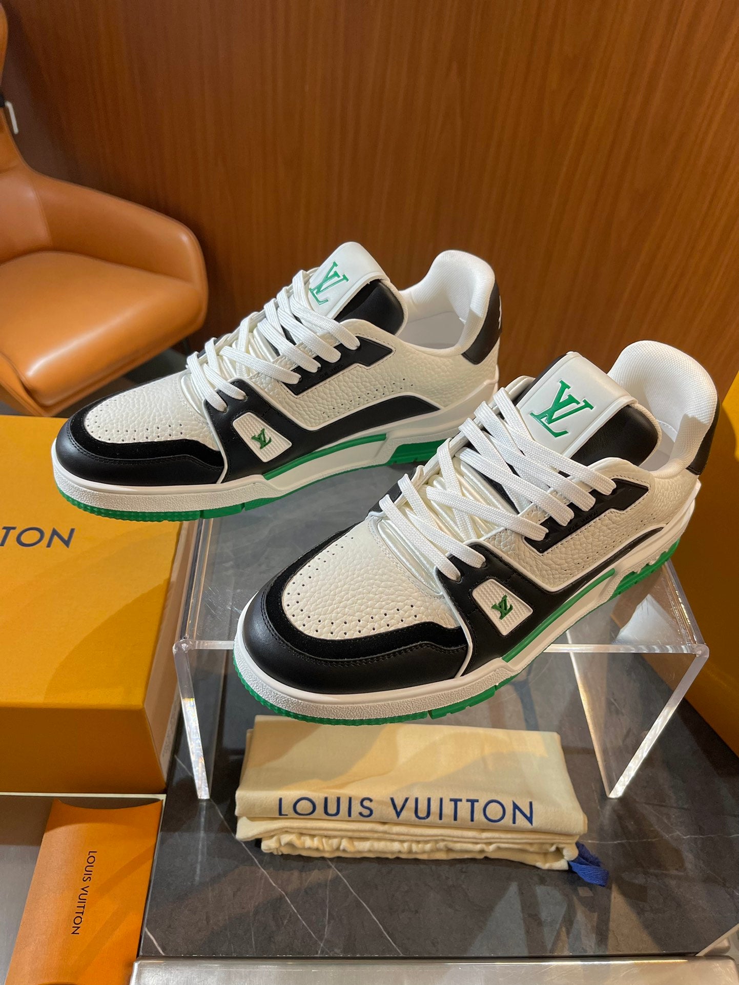 [LOUIS VUITTON] LV Classic Trendy Shoes! Made of imported genuine leather, water-dyed cowhide lining, original version of durable and lightweight, high-quality fine products! Size: 35-45 (46 can be customized)