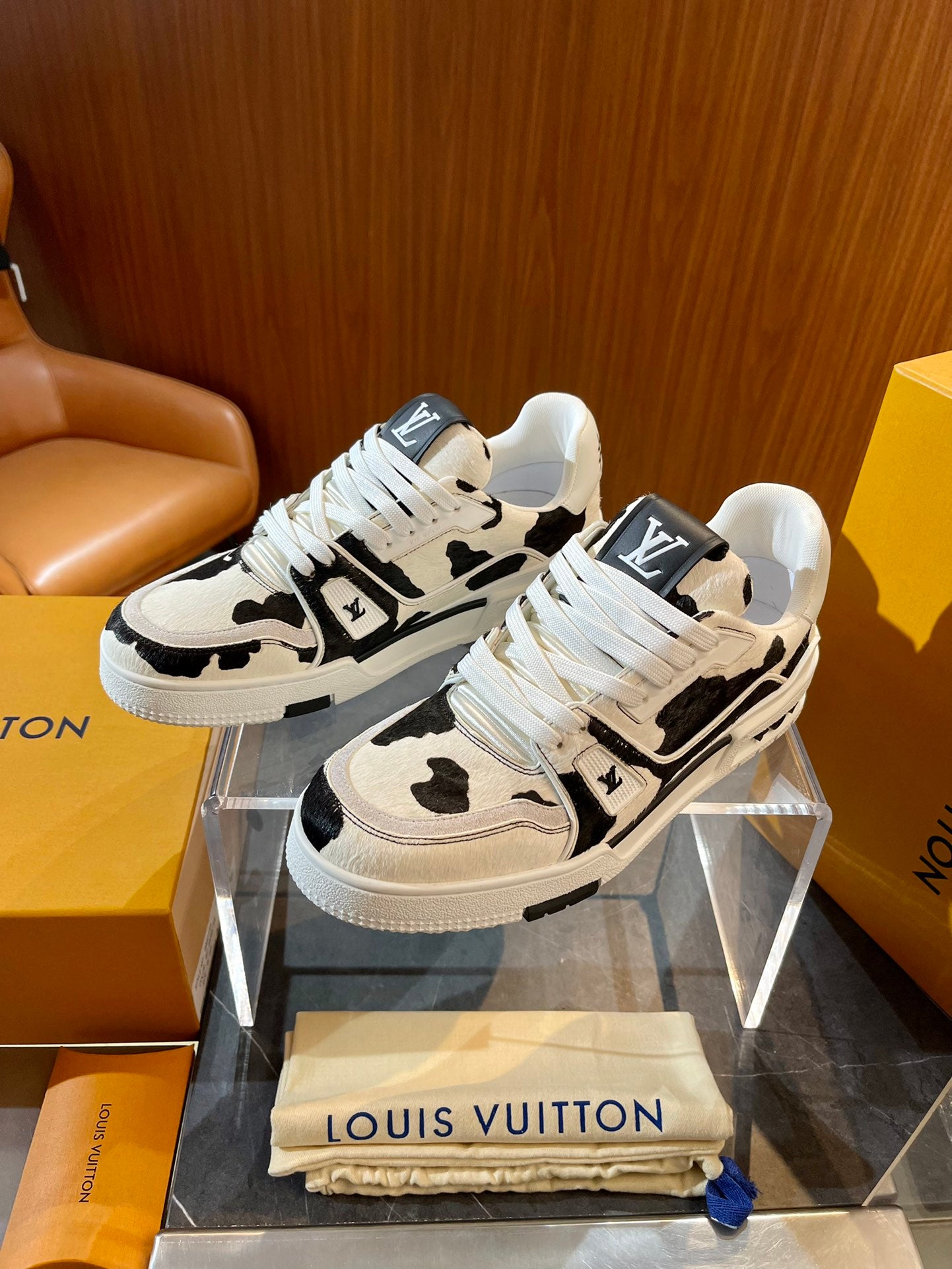 [LOUIS VUITTON] LV Classic Trendy Shoes! Made of imported genuine leather, water-dyed cowhide lining, original version of durable and lightweight, high-quality fine products! Size: 35-45 (46 can be customized)