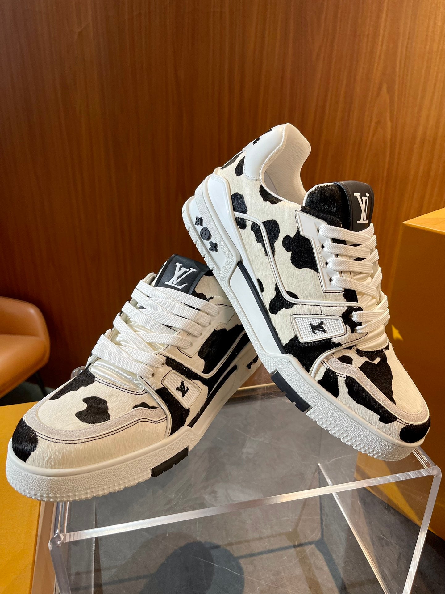 [LOUIS VUITTON] LV Classic Trendy Shoes! Made of imported genuine leather, water-dyed cowhide lining, original version of durable and lightweight, high-quality fine products! Size: 35-45 (46 can be customized)