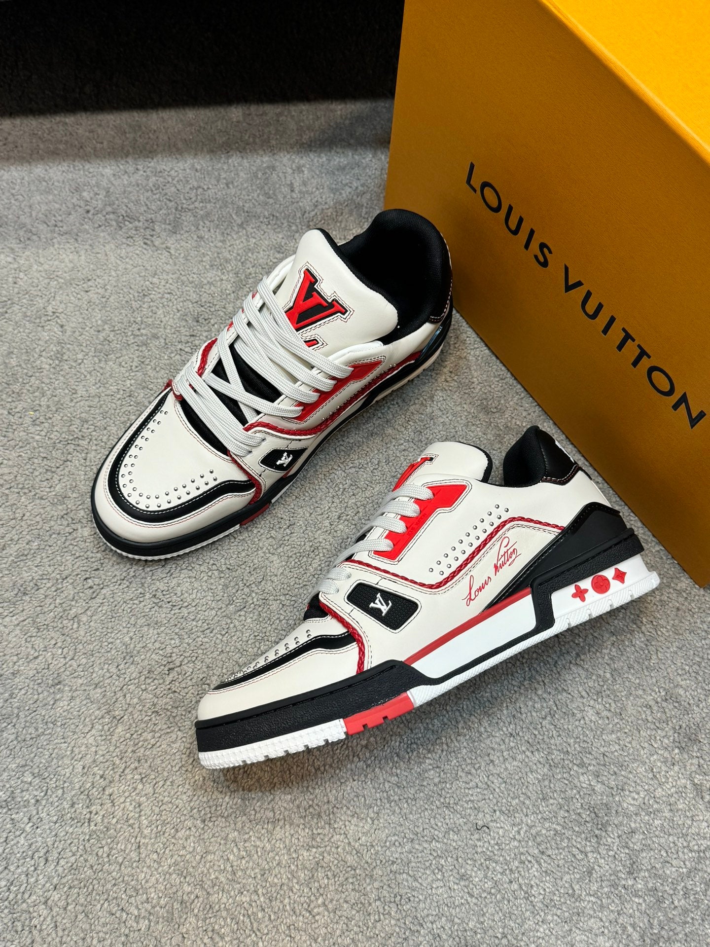 [LOUIS VUITTON] LV Classic Trendy Shoes! Made of imported genuine leather, water-dyed cowhide lining, original version of durable and lightweight, high-quality fine products! Size: 35-45 (46 can be customized)