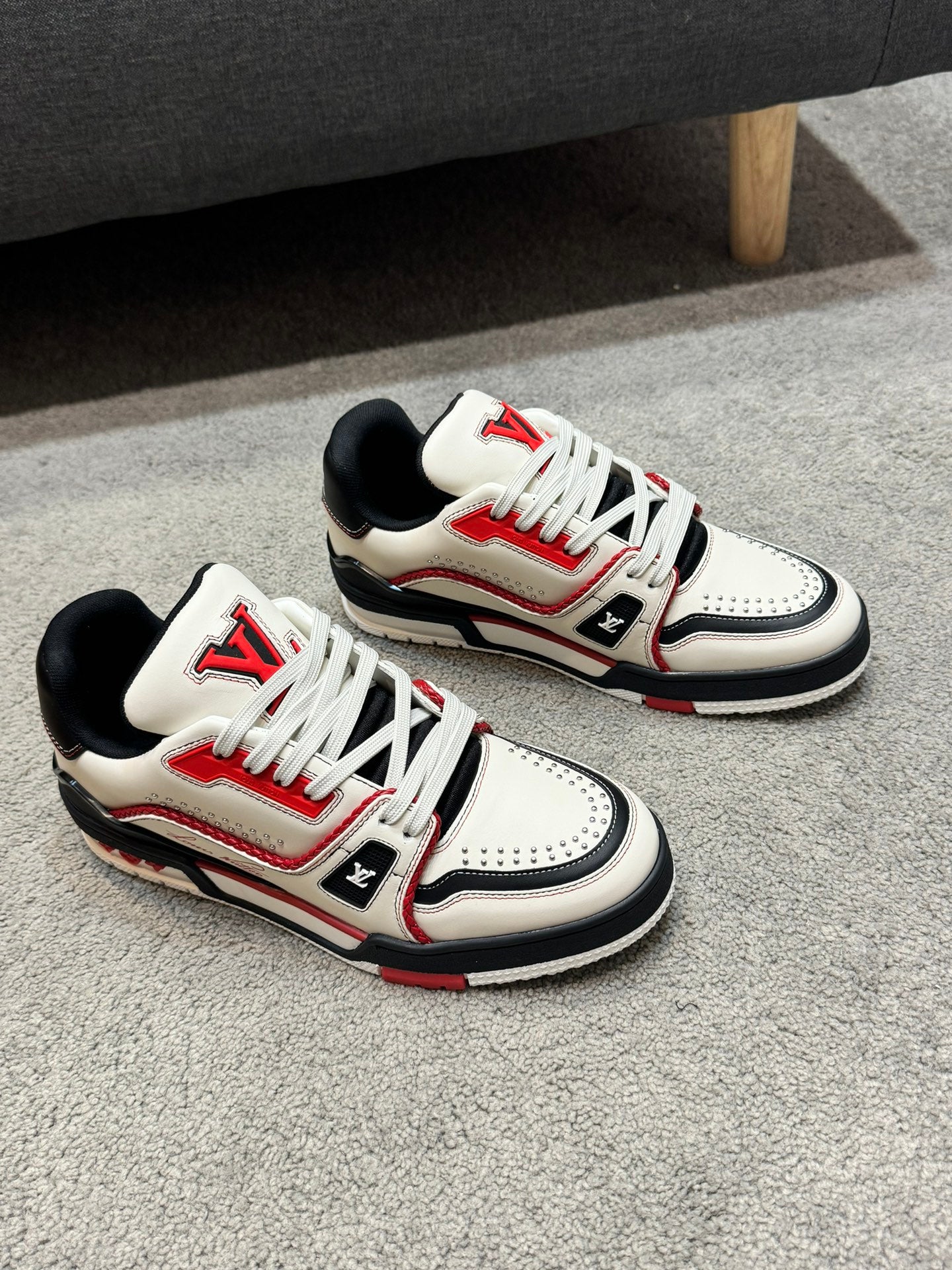 [LOUIS VUITTON] LV Classic Trendy Shoes! Made of imported genuine leather, water-dyed cowhide lining, original version of durable and lightweight, high-quality fine products! Size: 35-45 (46 can be customized)