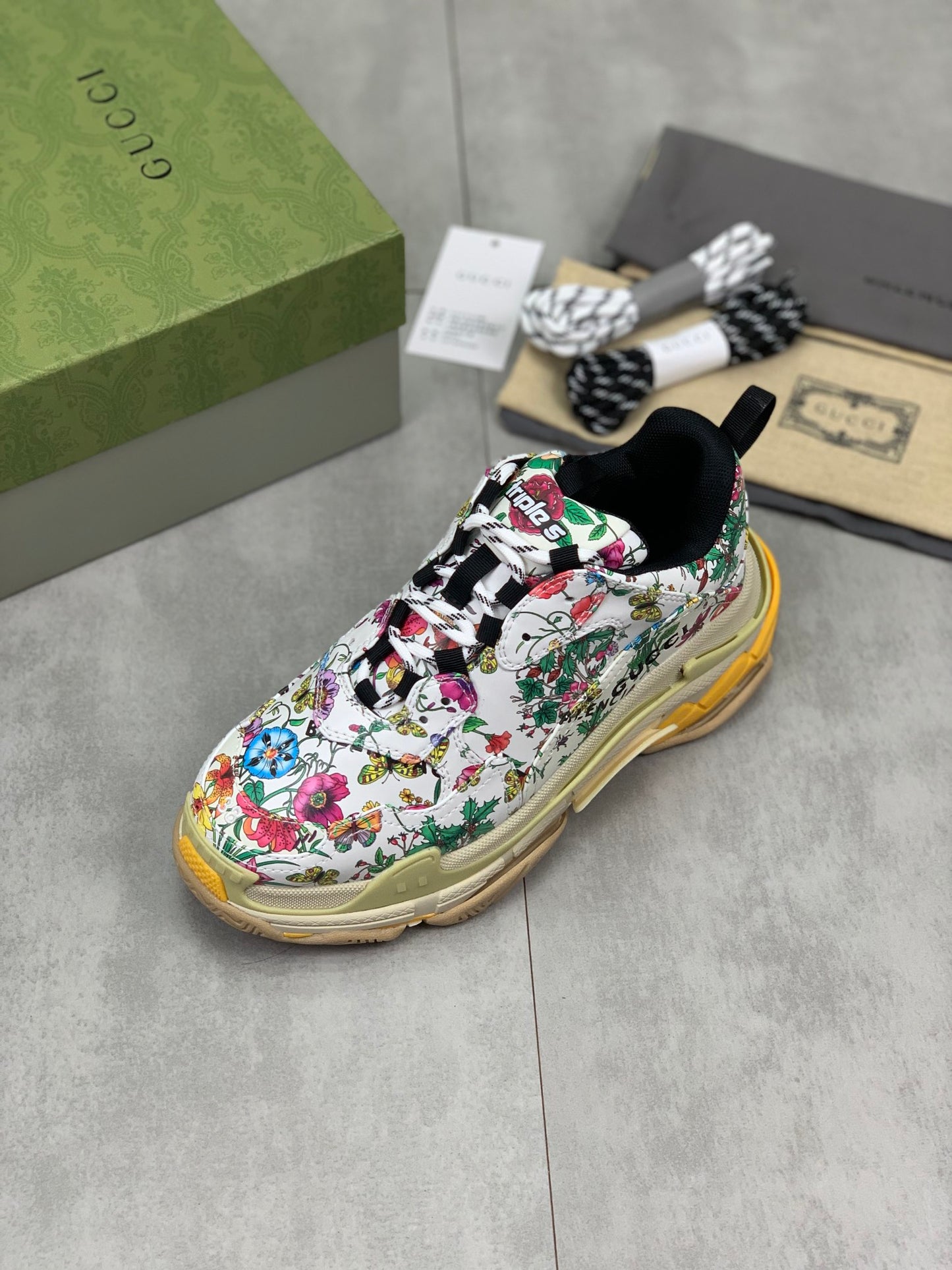 GUCCI x Balenciaga lace-up round toe low top Daddy shoes. The upper adopts imported cowhide,