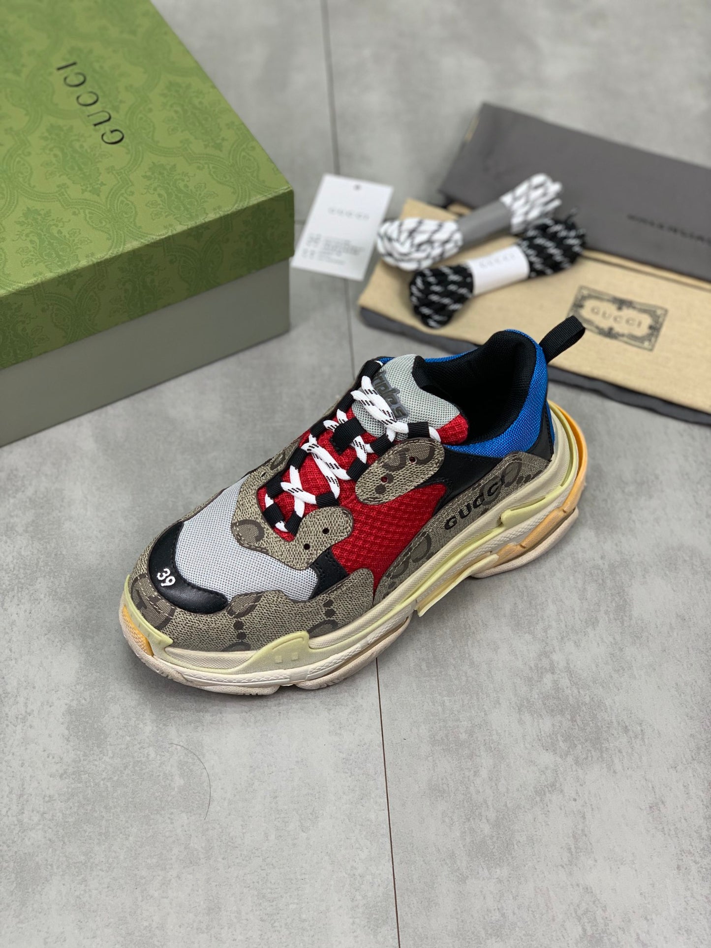 GUCCI x Balenciaga lace-up round toe low top Daddy shoes. The upper adopts imported cowhide