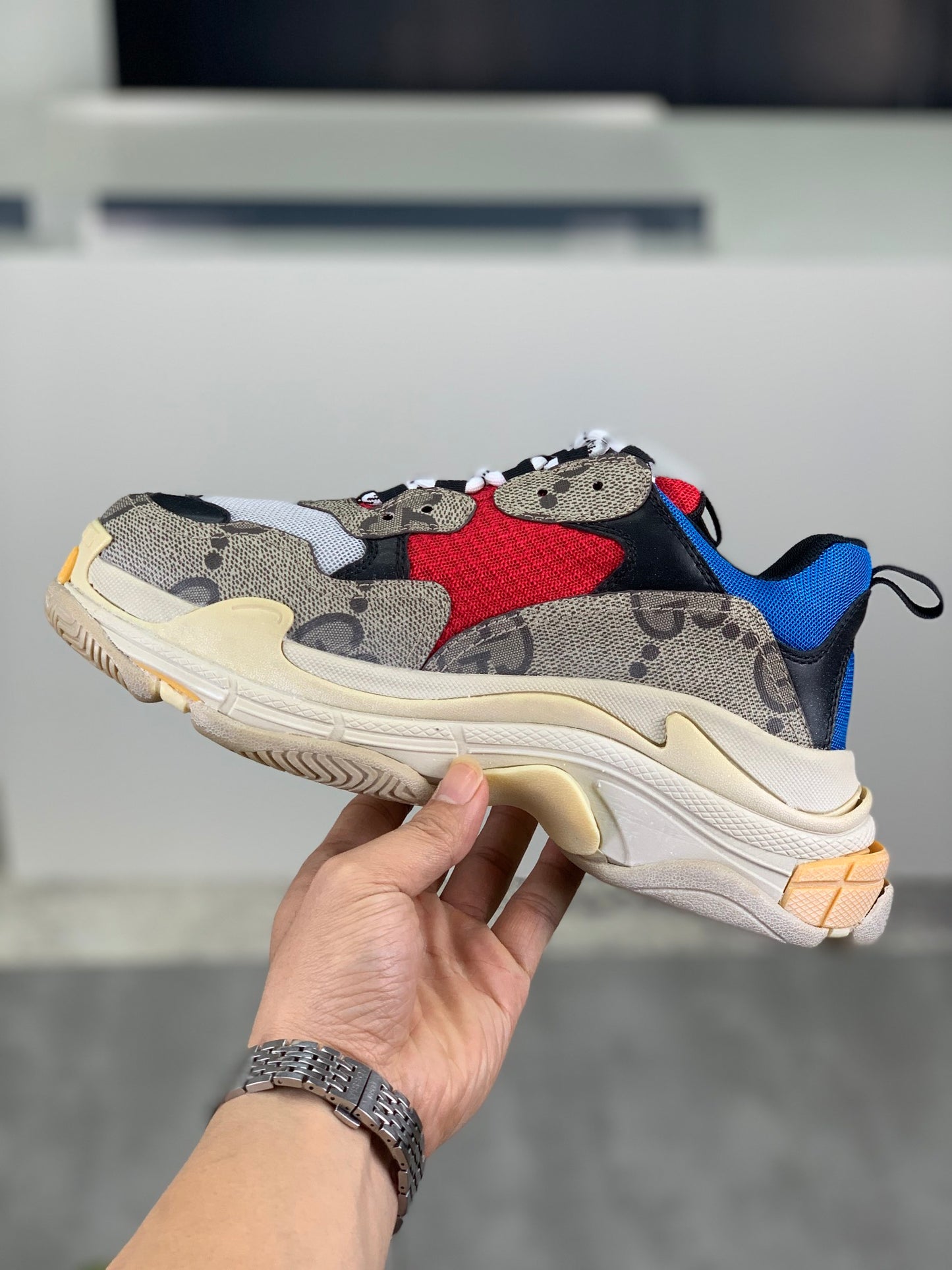 GUCCI x Balenciaga lace-up round toe low top Daddy shoes. The upper adopts imported cowhide