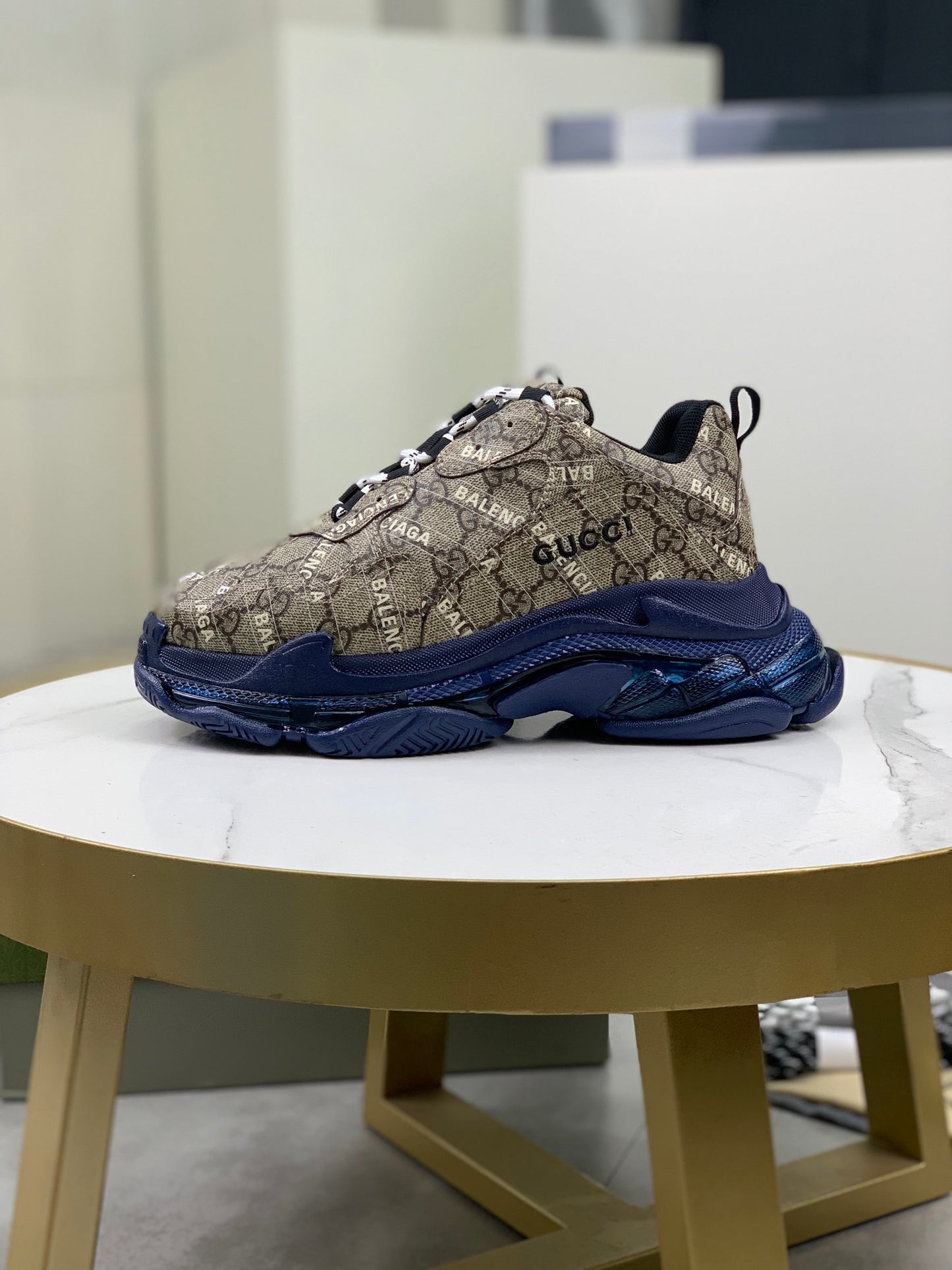 GUCCI x Balenciaga lace-up round toe low top Daddy shoes. The upper adopts imported cowhide,