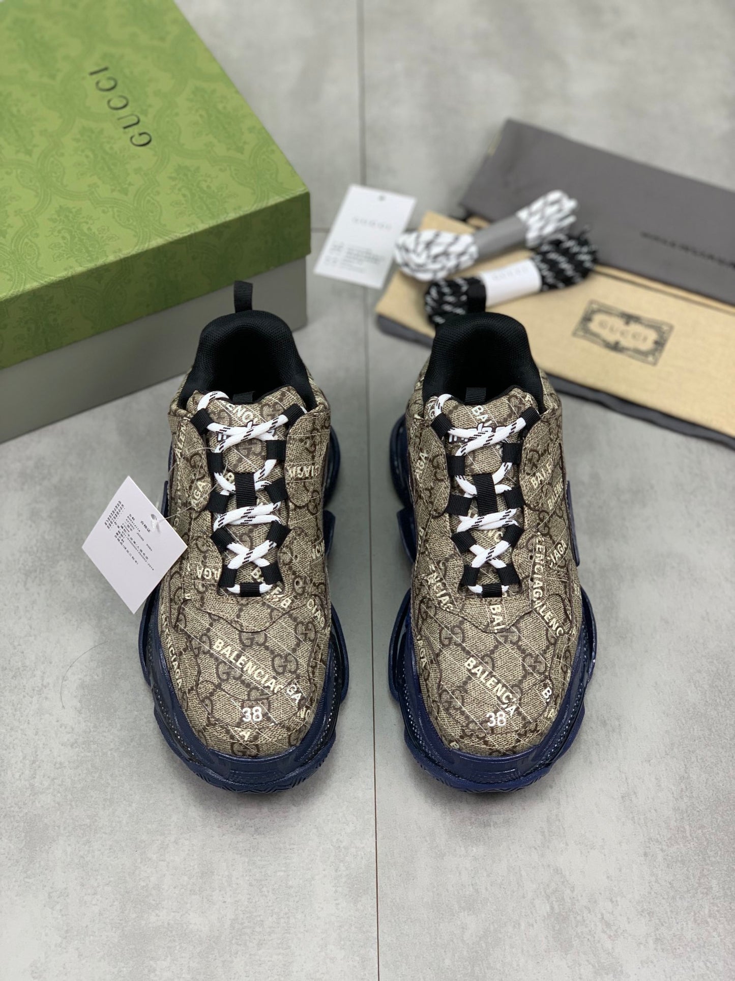 GUCCI x Balenciaga lace-up round toe low top Daddy shoes. The upper adopts imported cowhide,