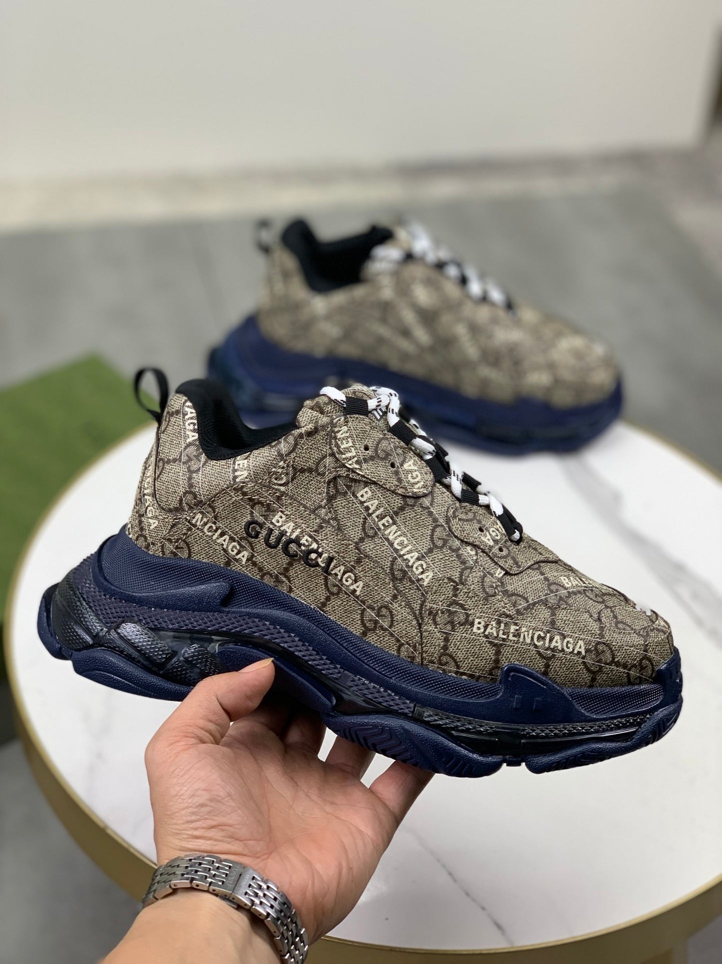 GUCCI x Balenciaga lace-up round toe low top Daddy shoes. The upper adopts imported cowhide,