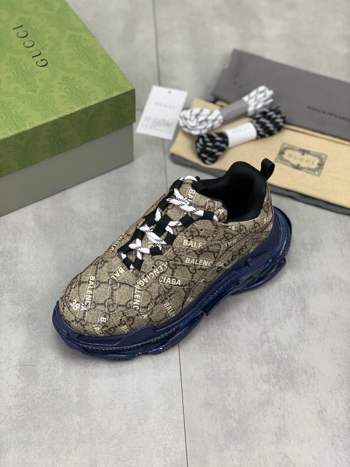 GUCCI x Balenciaga lace-up round toe low top Daddy shoes. The upper adopts imported cowhide,