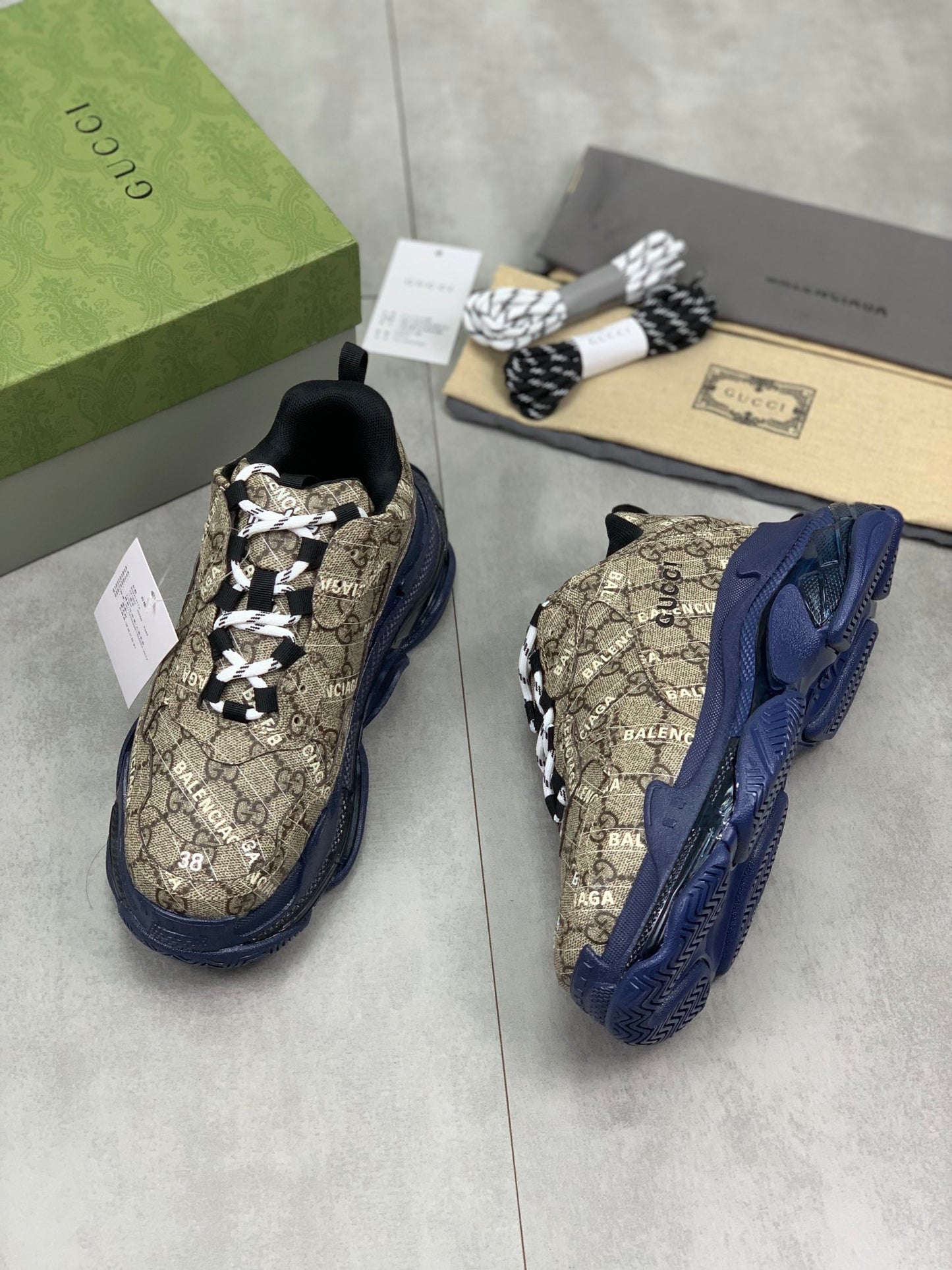 GUCCI x Balenciaga lace-up round toe low top Daddy shoes. The upper adopts imported cowhide,