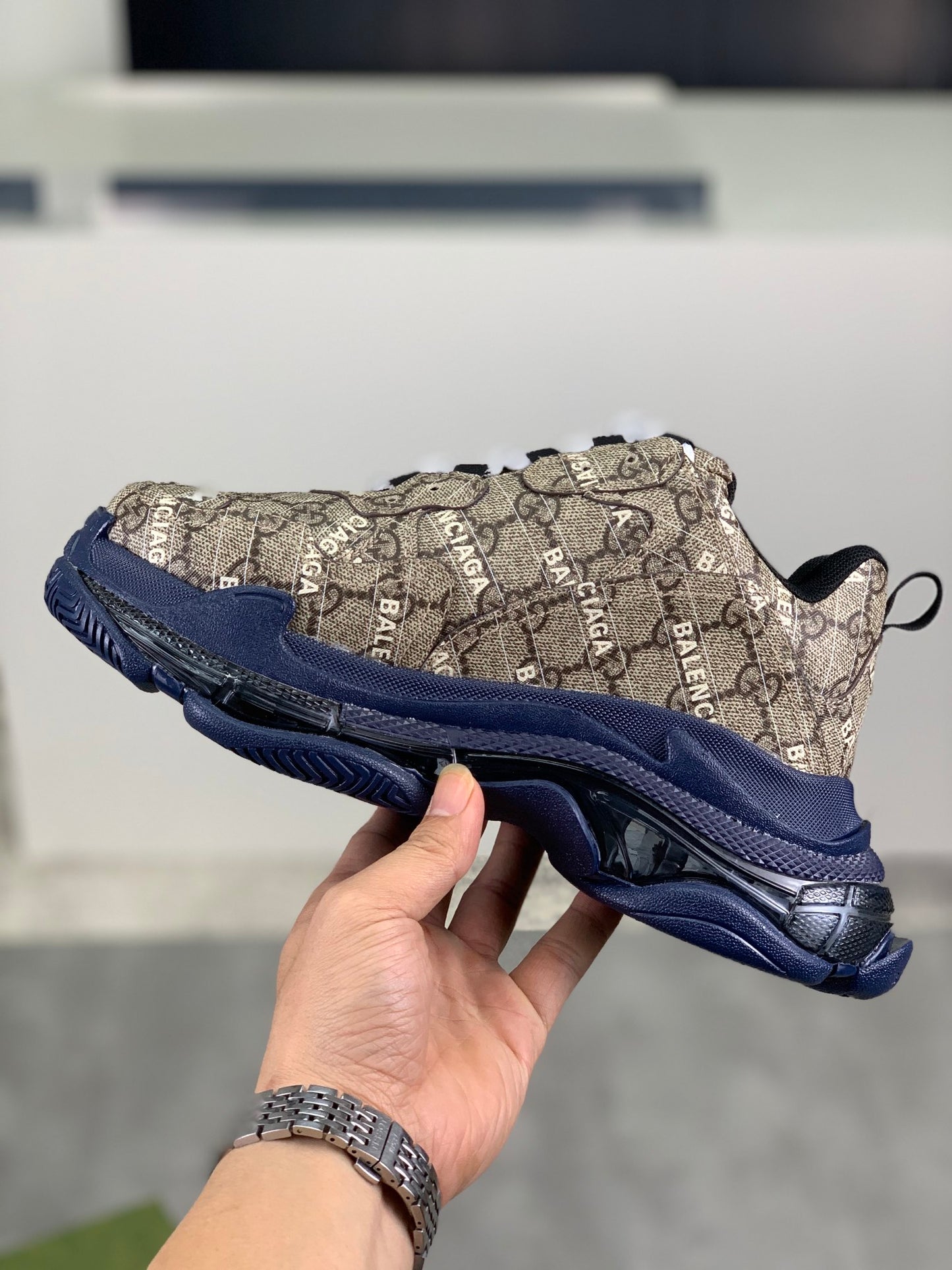 GUCCI x Balenciaga lace-up round toe low top Daddy shoes. The upper adopts imported cowhide,