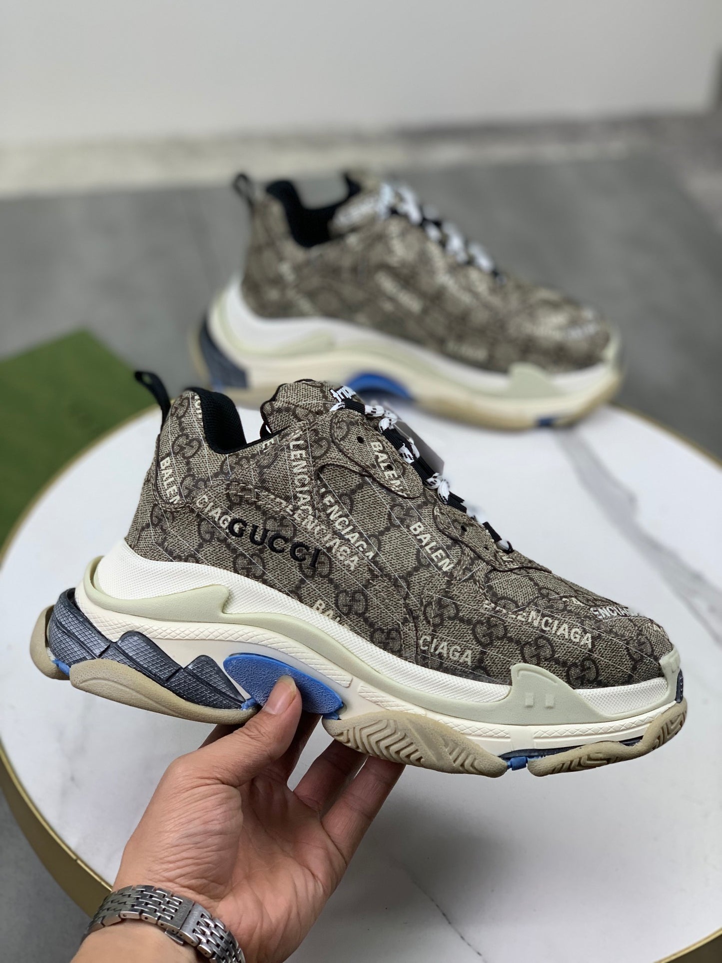 GUCCI x Balenciaga lace-up round toe low top Daddy shoes. The upper adopts imported cowhide,