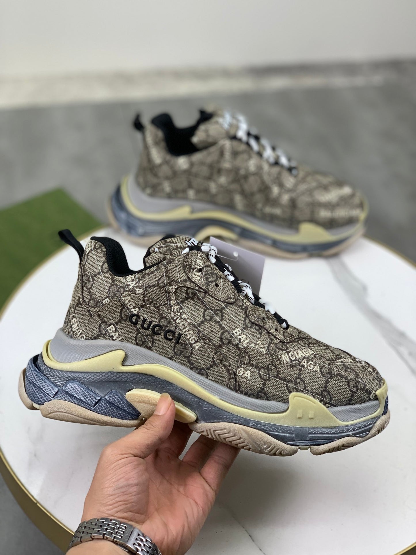 GUCCI x Balenciaga lace-up round toe low top Daddy shoes. The upper adopts imported cowhide