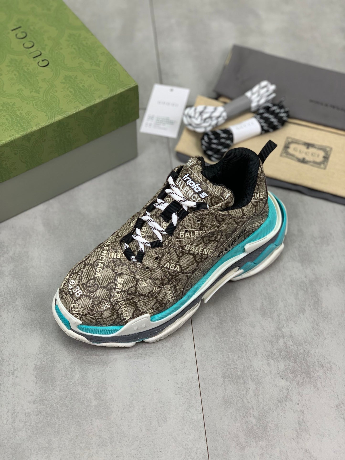 GUCCI x Balenciaga lace-up round toe low top Daddy shoes. The upper adopts imported cowhide