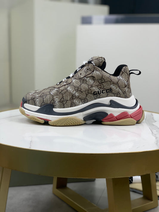 GUCCI x Balenciaga lace-up round toe low top Daddy shoes. The upper adopts imported cowhide