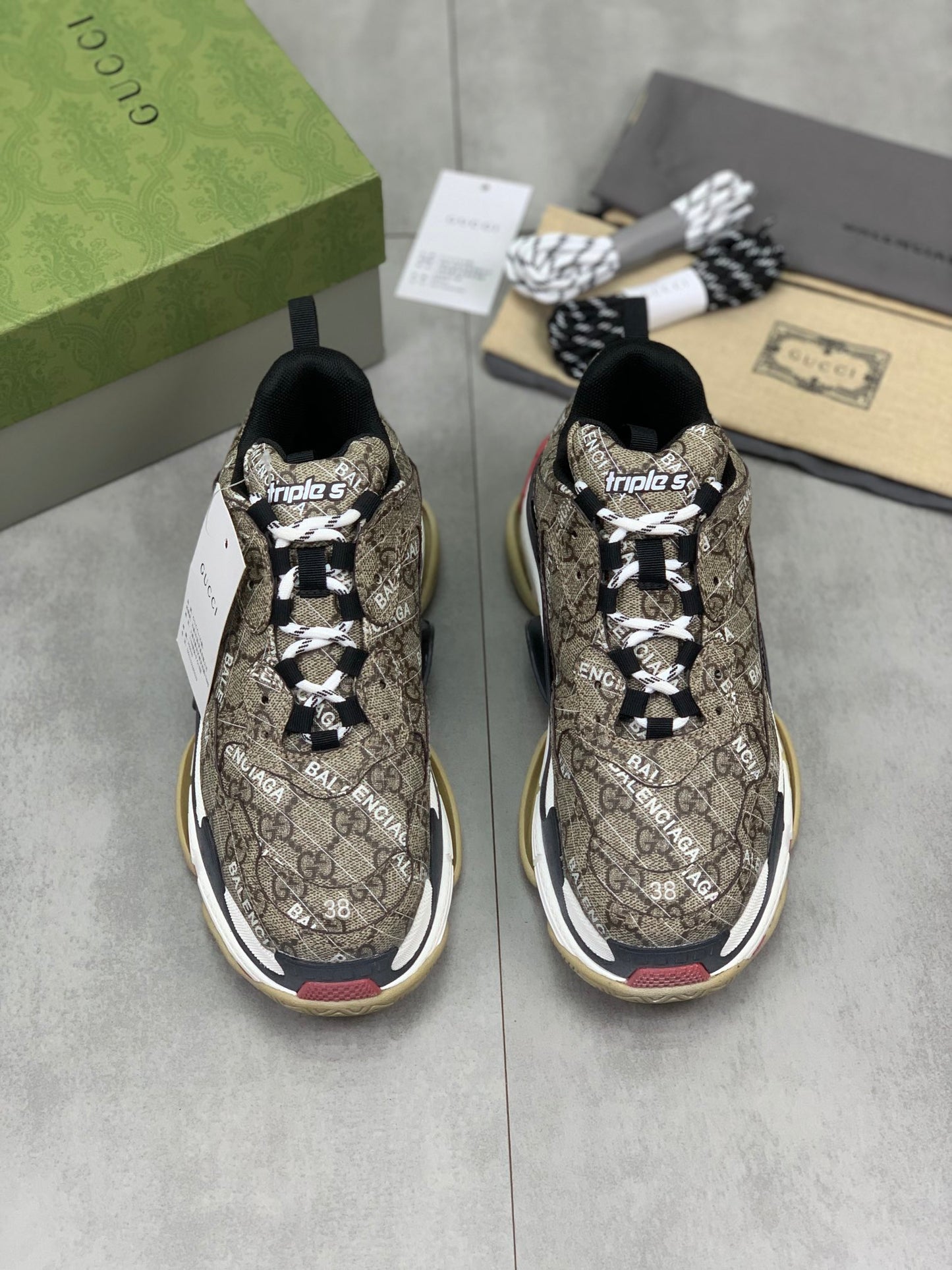 GUCCI x Balenciaga lace-up round toe low top Daddy shoes. The upper adopts imported cowhide
