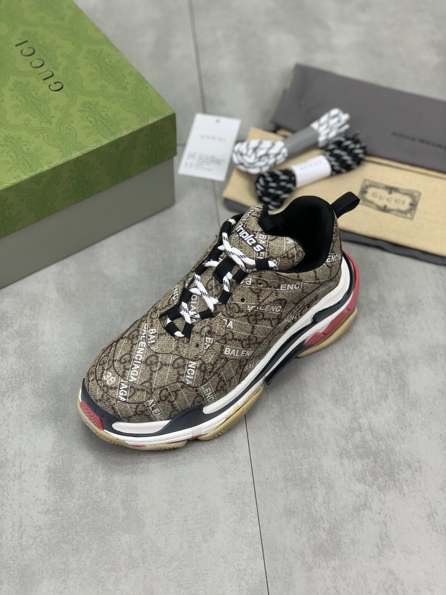 GUCCI x Balenciaga lace-up round toe low top Daddy shoes. The upper adopts imported cowhide
