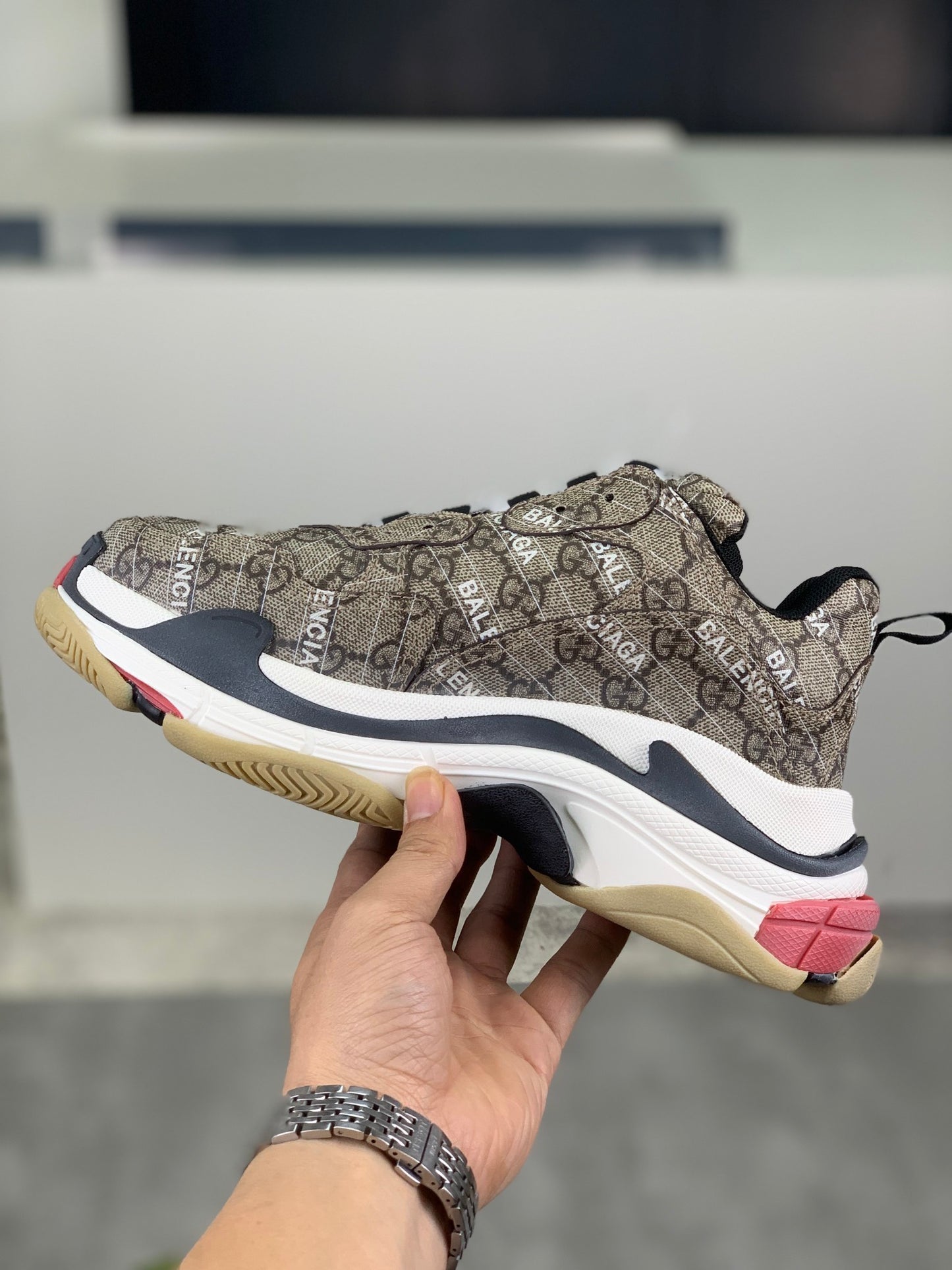 GUCCI x Balenciaga lace-up round toe low top Daddy shoes. The upper adopts imported cowhide