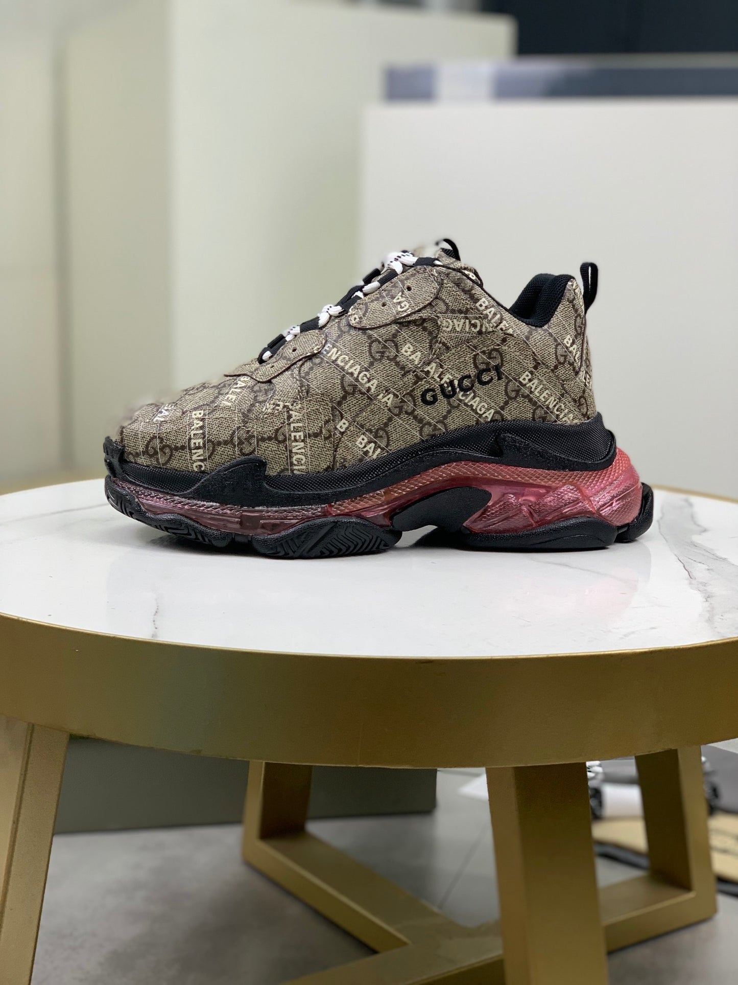 GUCCI x Balenciaga lace-up round toe low top Daddy shoes. The upper adopts imported cowhide