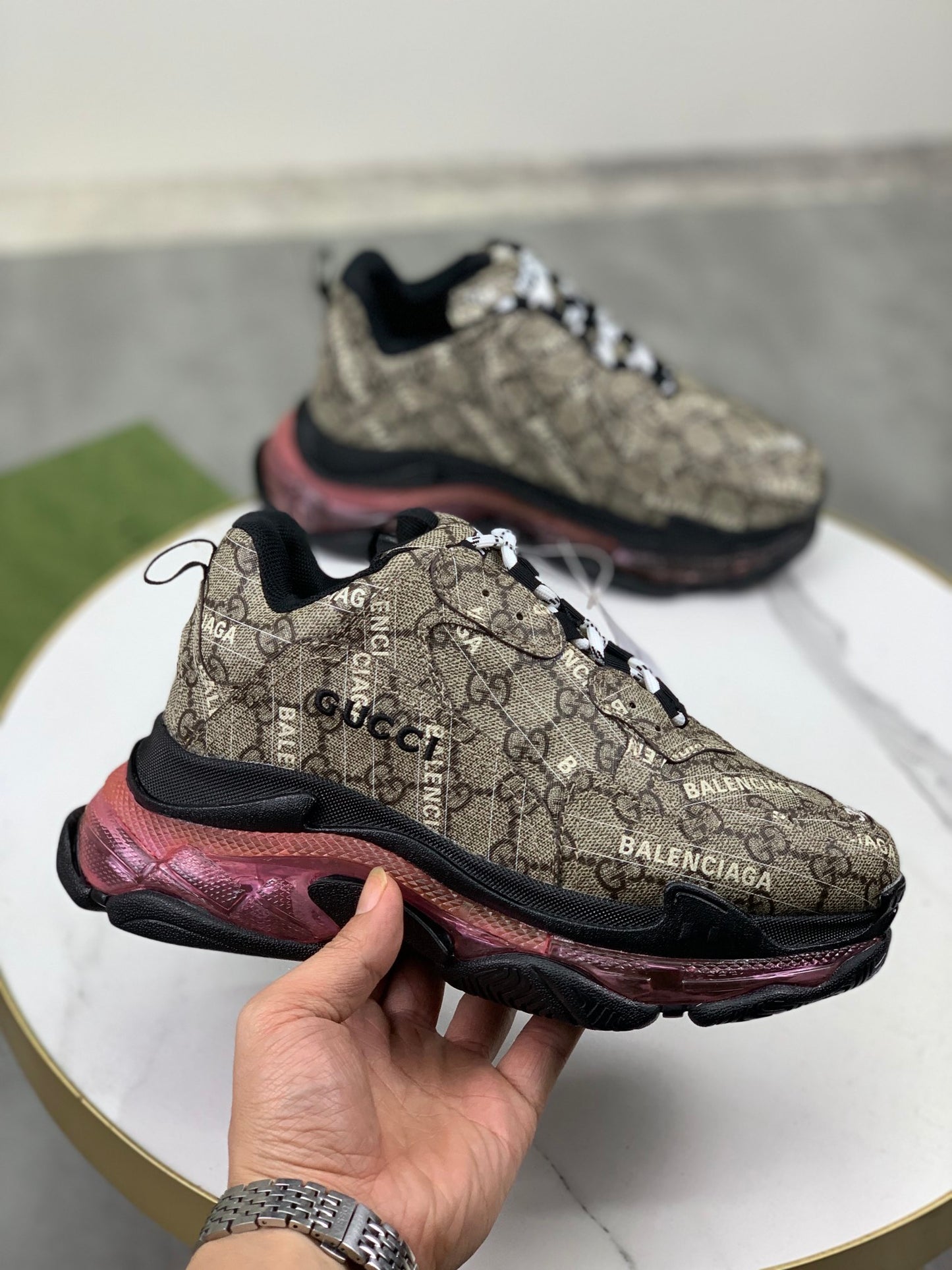 GUCCI x Balenciaga lace-up round toe low top Daddy shoes. The upper adopts imported cowhide