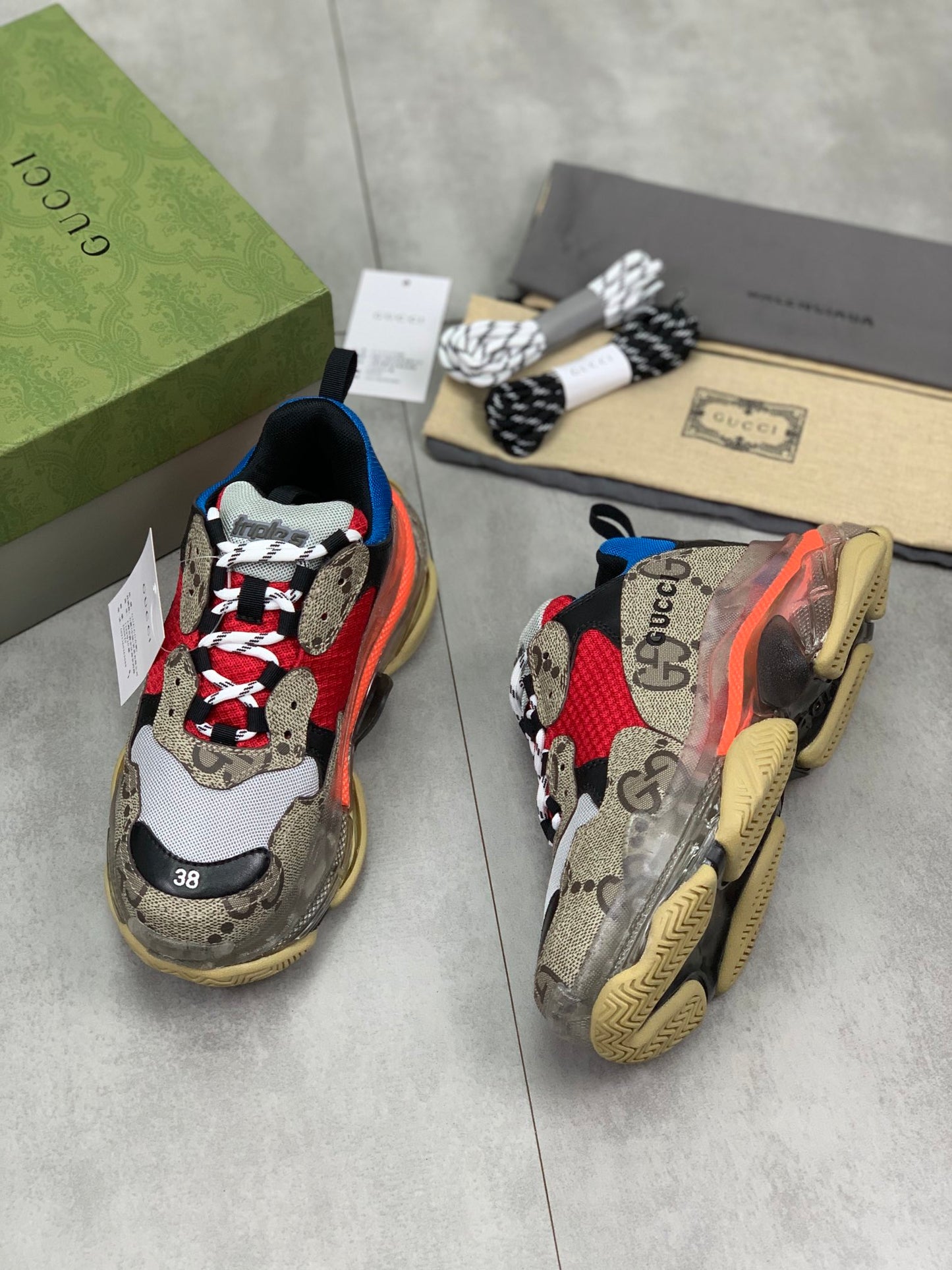 GUCCI x Balenciaga lace-up round toe low top Daddy shoes. The upper adopts imported cowhide