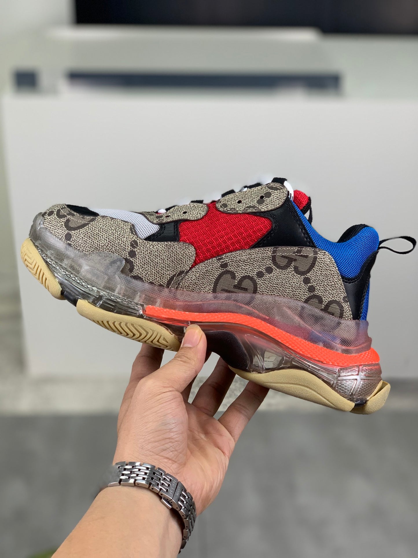 GUCCI x Balenciaga lace-up round toe low top Daddy shoes. The upper adopts imported cowhide