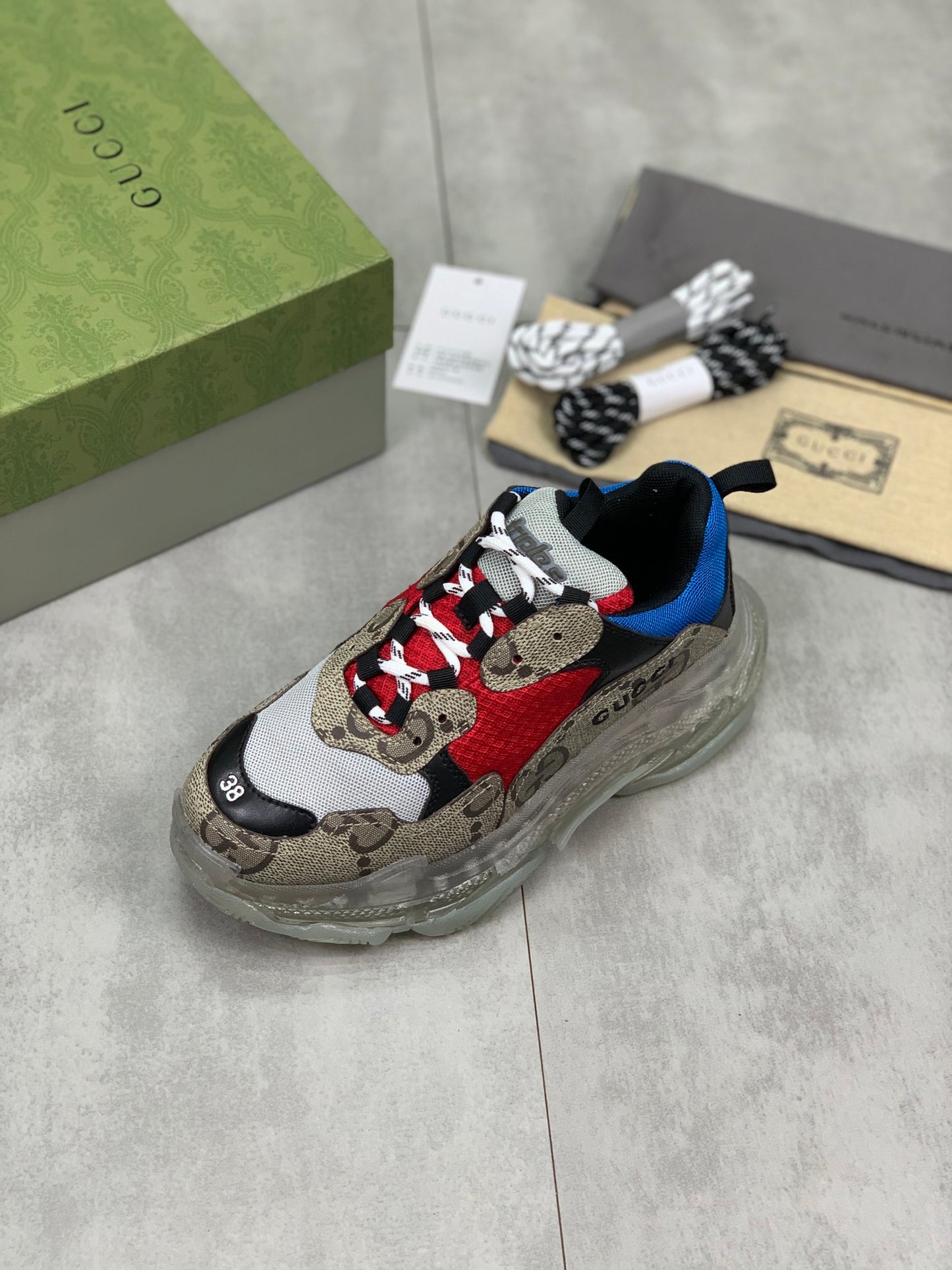 GUCCI x Balenciaga lace-up round toe low top Daddy shoes. The upper adopts imported cowhide