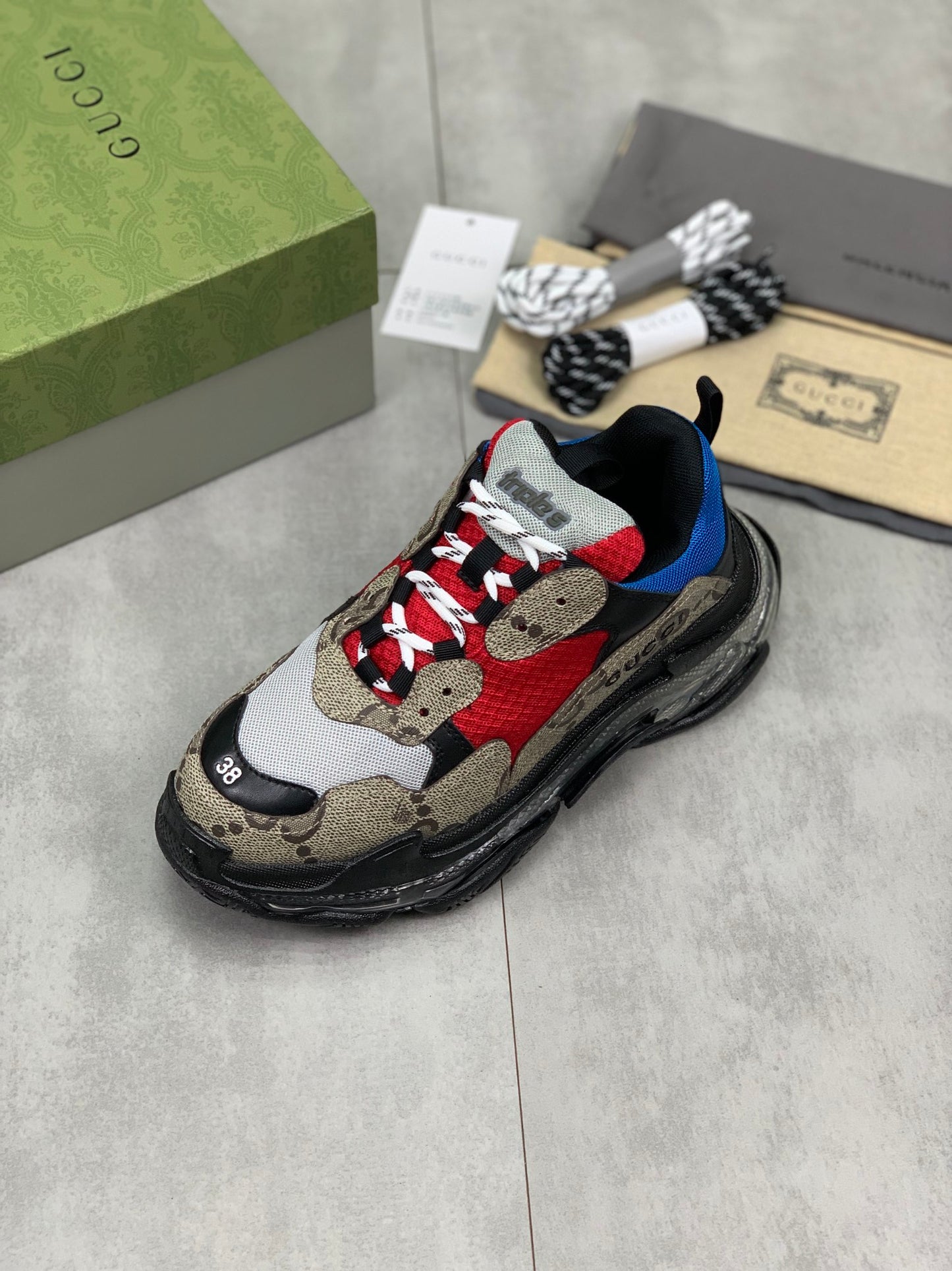 GUCCI x Balenciaga lace-up round toe low top Daddy shoes. The upper adopts imported cowhide