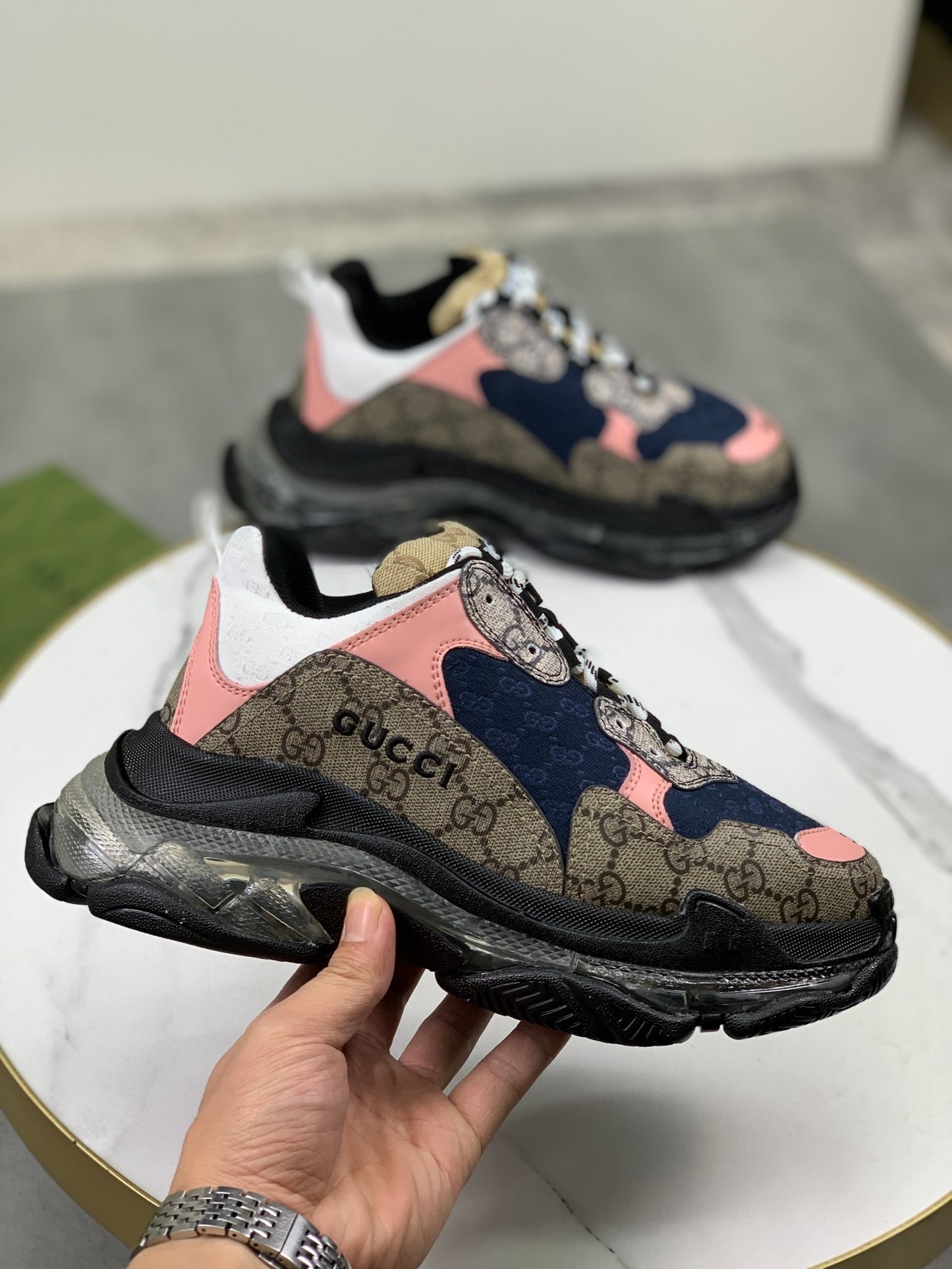 GUCCI x Balenciaga lace-up round toe low top Daddy shoes. The upper adopts imported cowhide